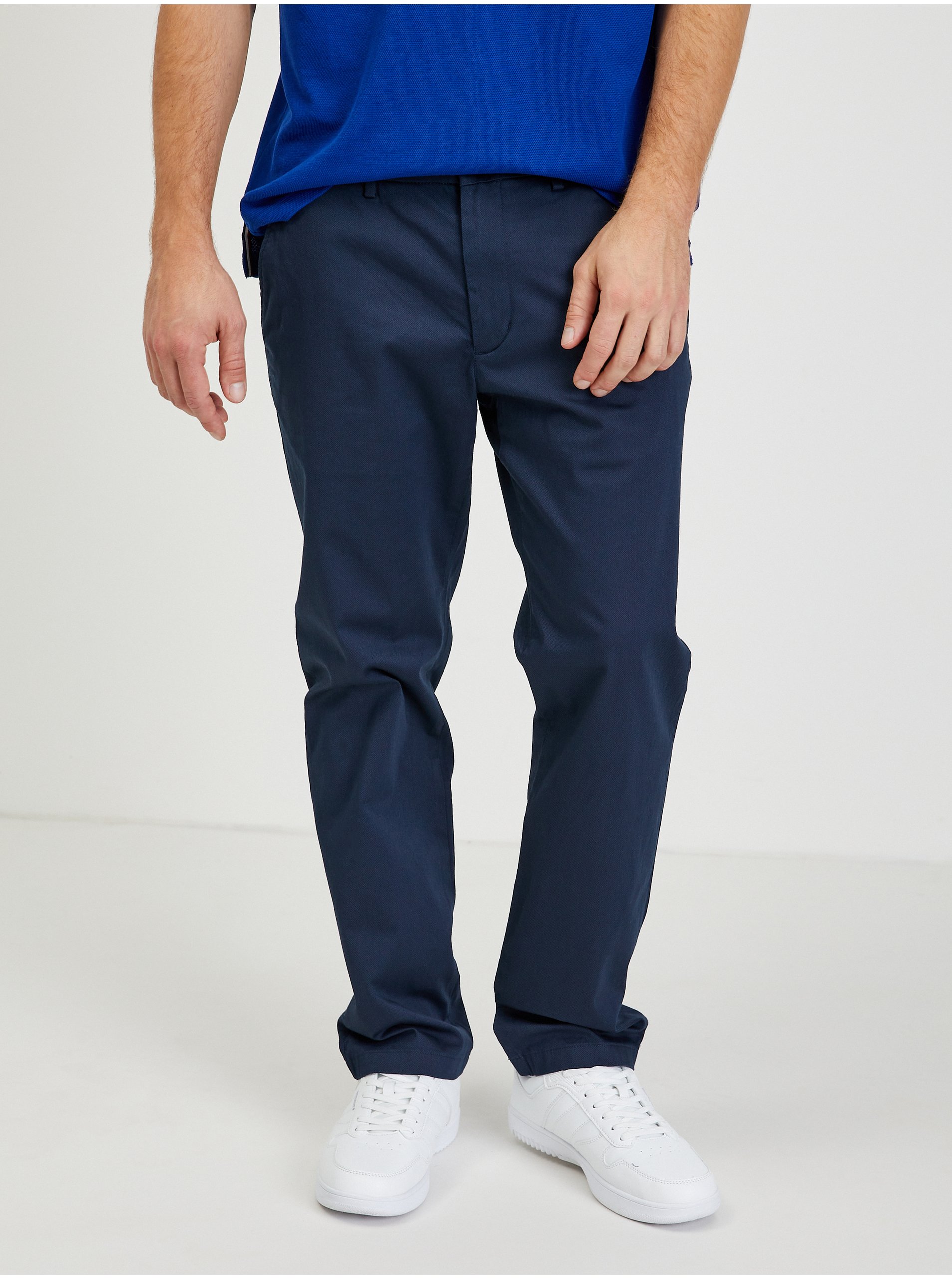 Levně Tmavě modré pánské kalhoty Tommy Hilfiger
