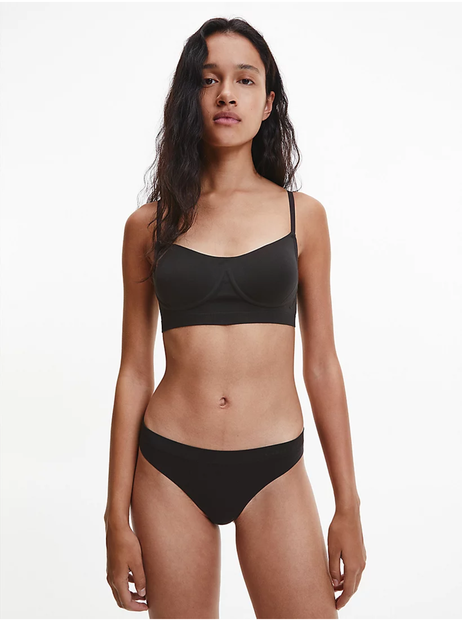 Levně Černá dámská tanga Calvin Klein Underwear Bonded Flex