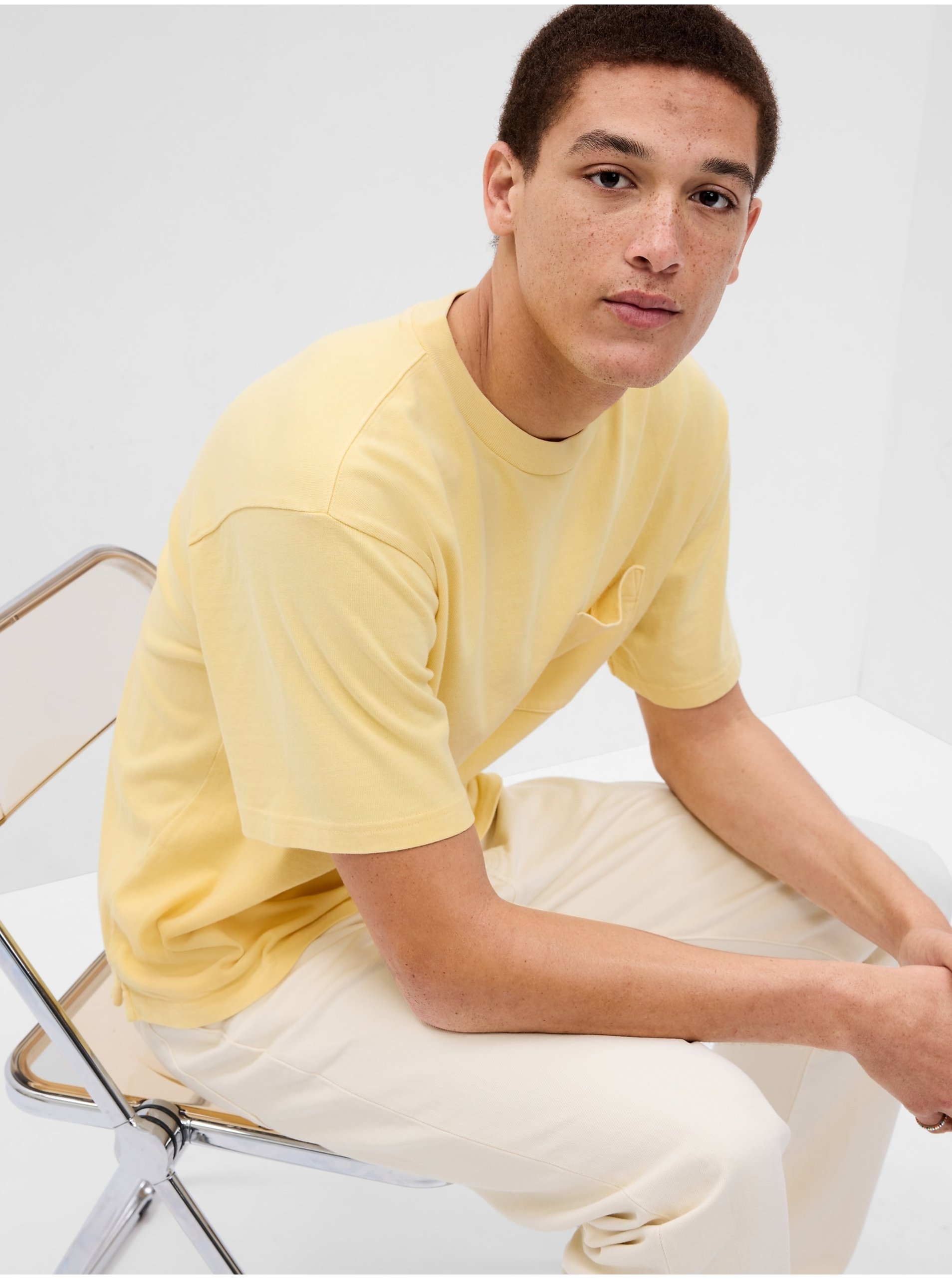 Levně Žluté pánské tričko s kapsičkou GAP