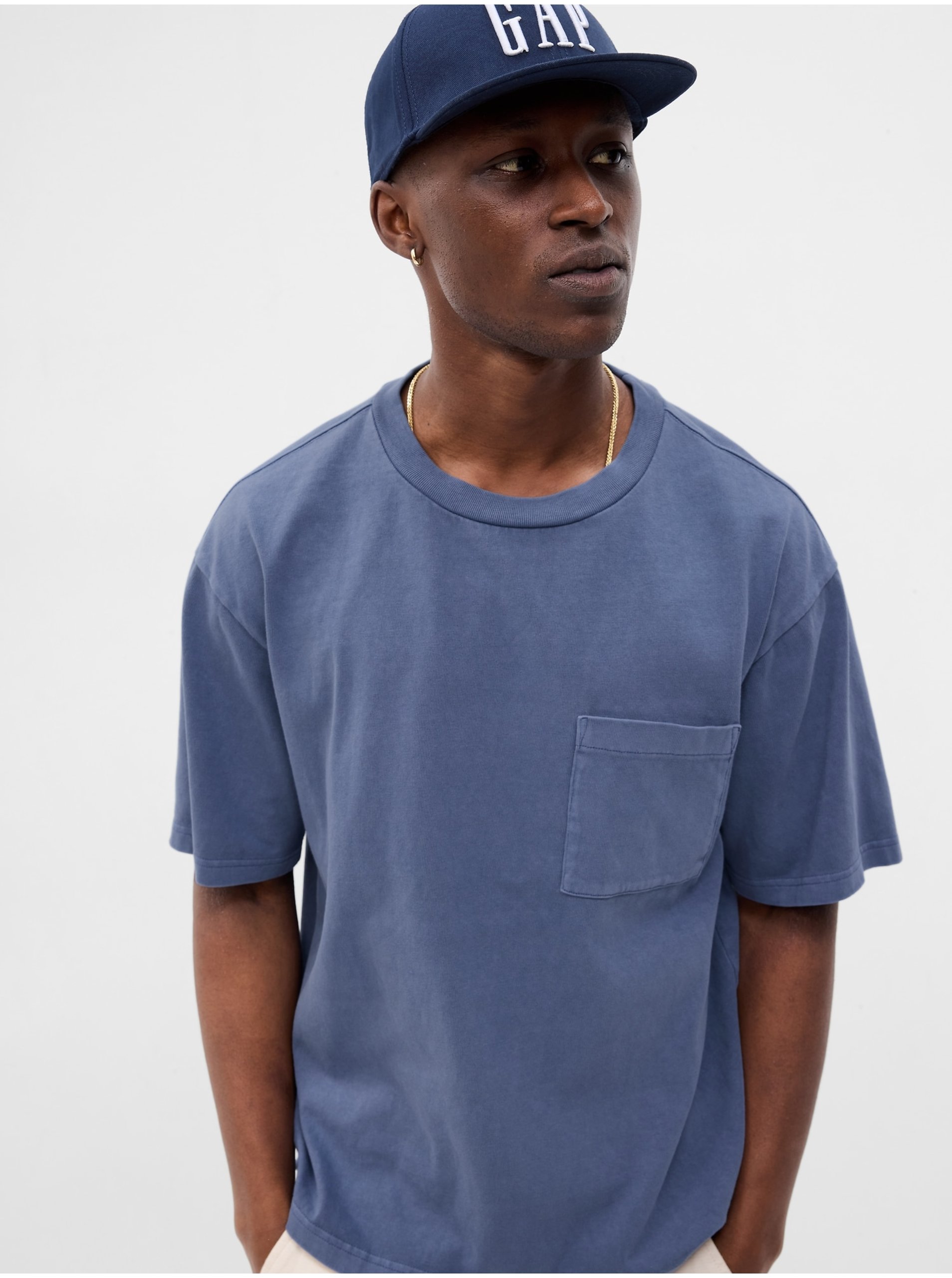 E-shop Modré pánské tričko s kapsičkou GAP