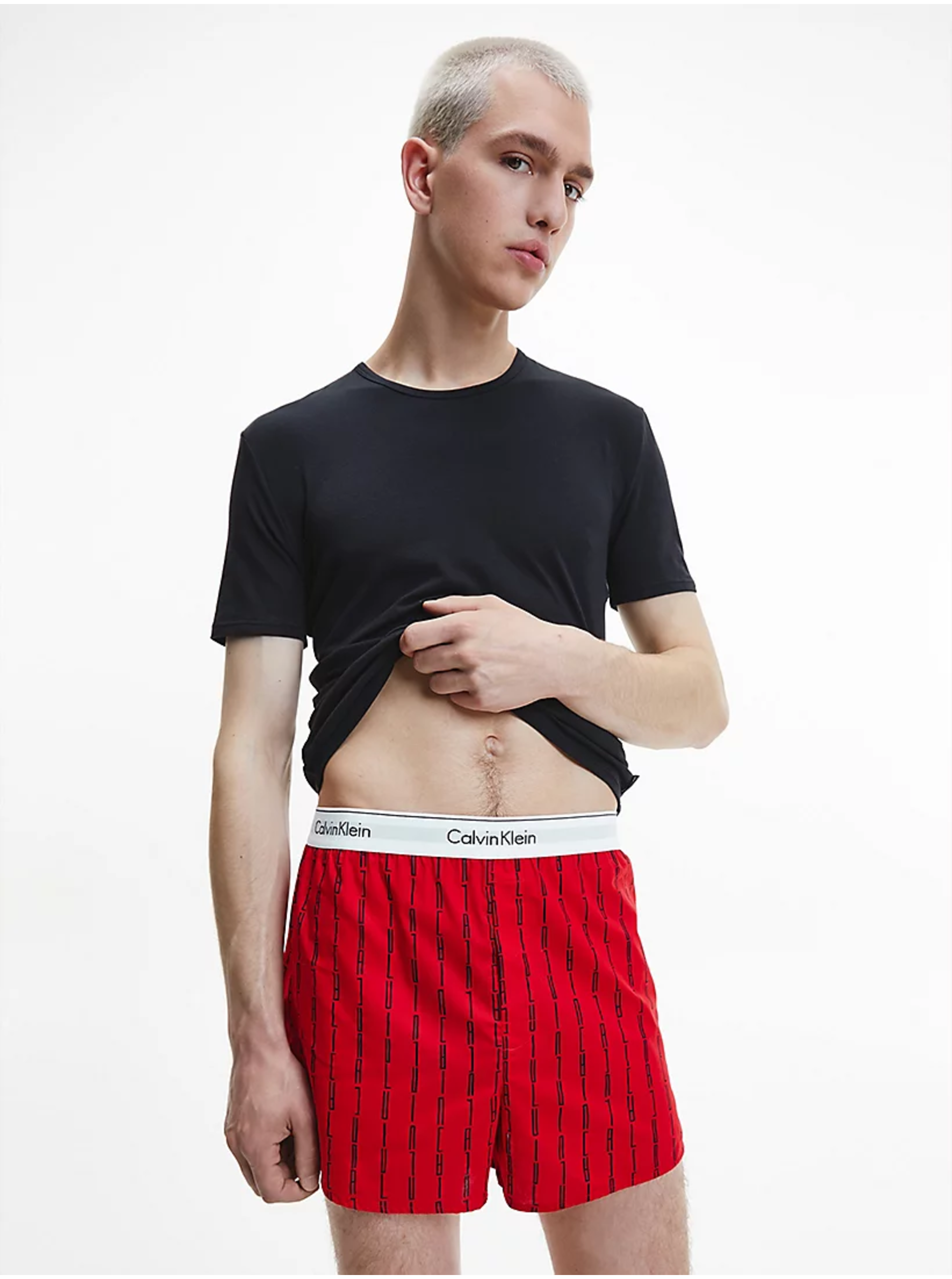 Levně Sada pánského trička a trenýrek v černé a červené barvě Calvin Klein Underwear