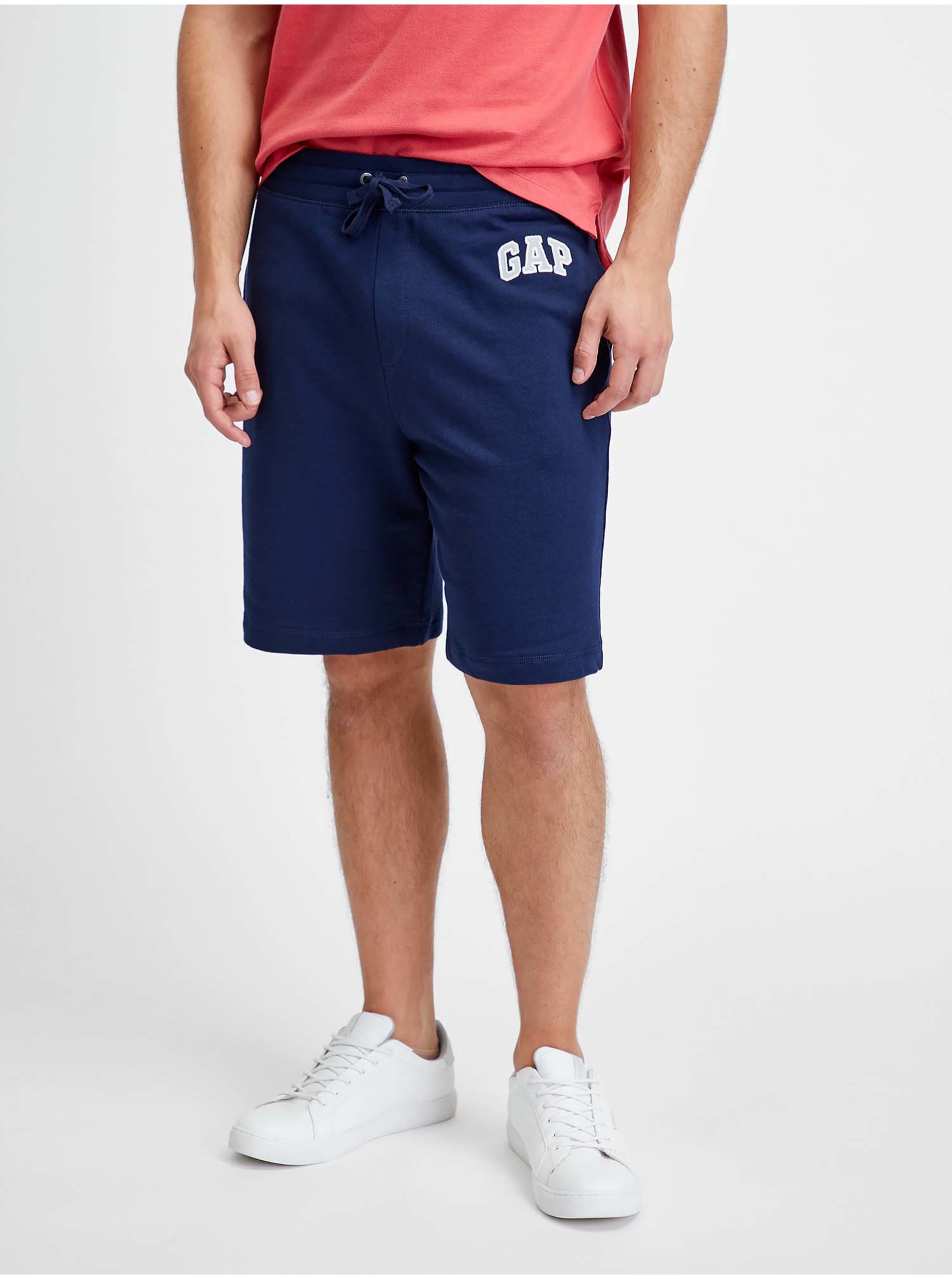 Levně Modré pánské kraťasy GAP Logo mini arch shorts