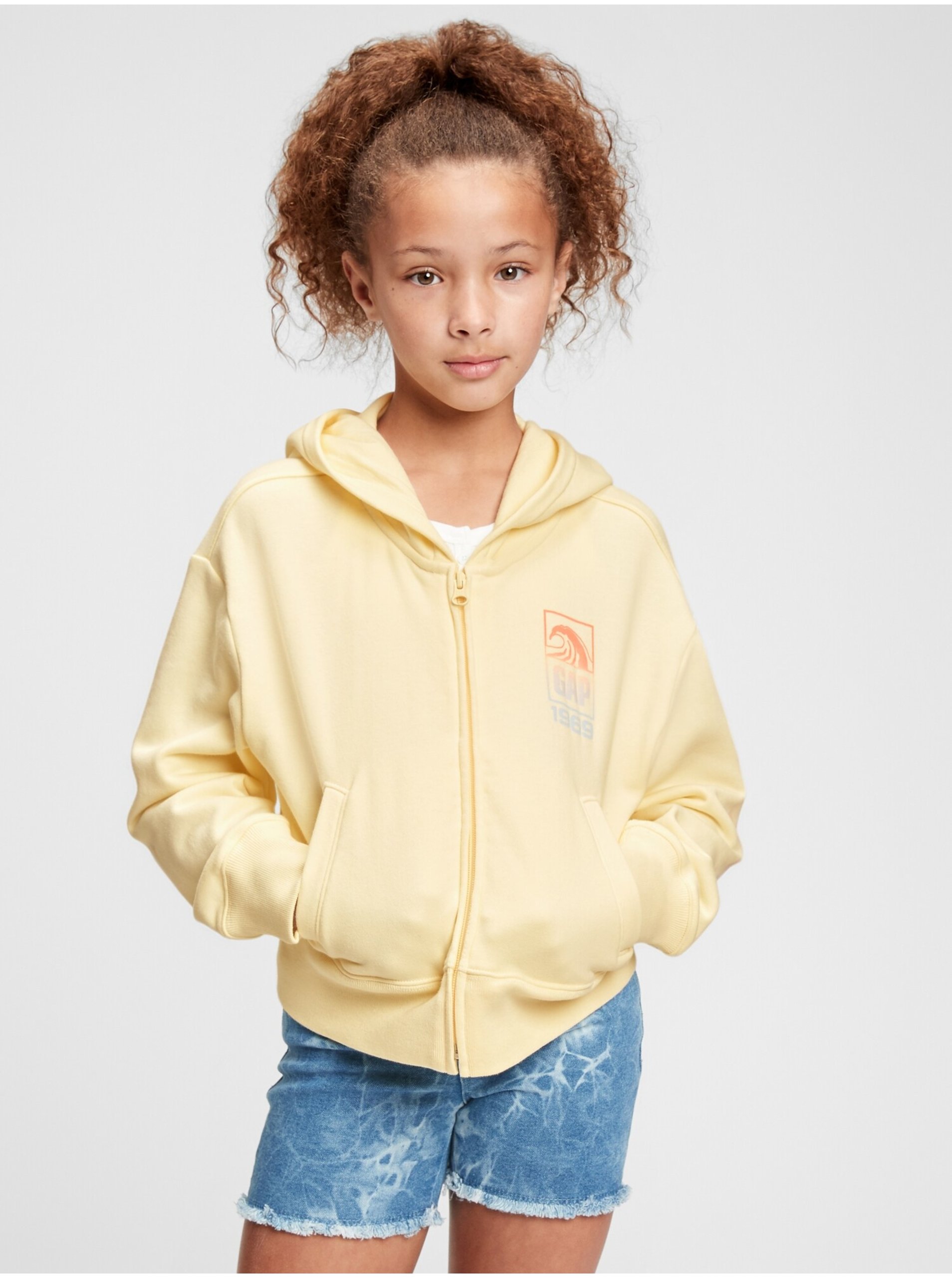 E-shop Žlutá holčičí dětská mikina GAP Logo hoodie