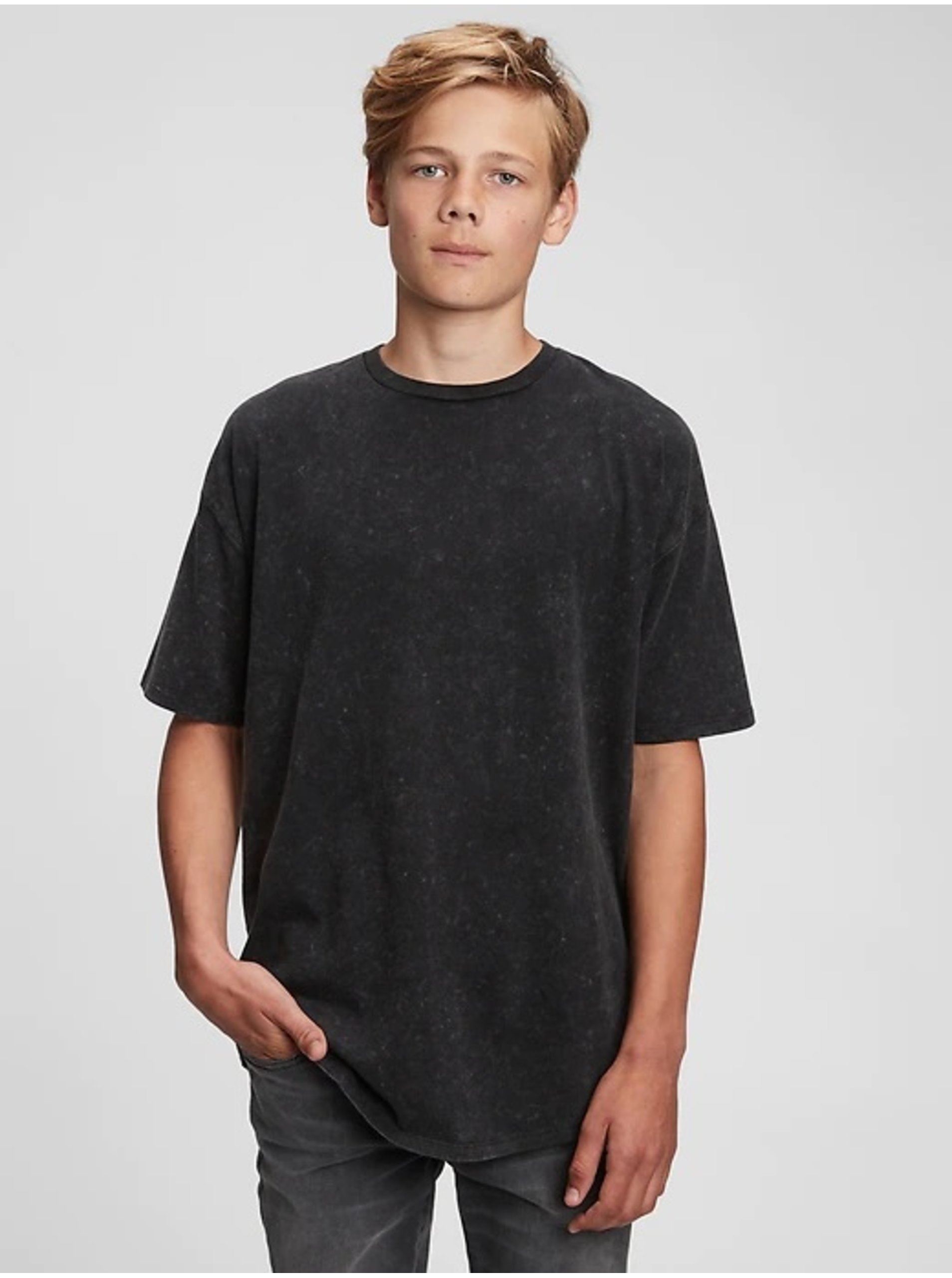 E-shop Černé klučičí dětské tričko curved hem t-shirt GAP
