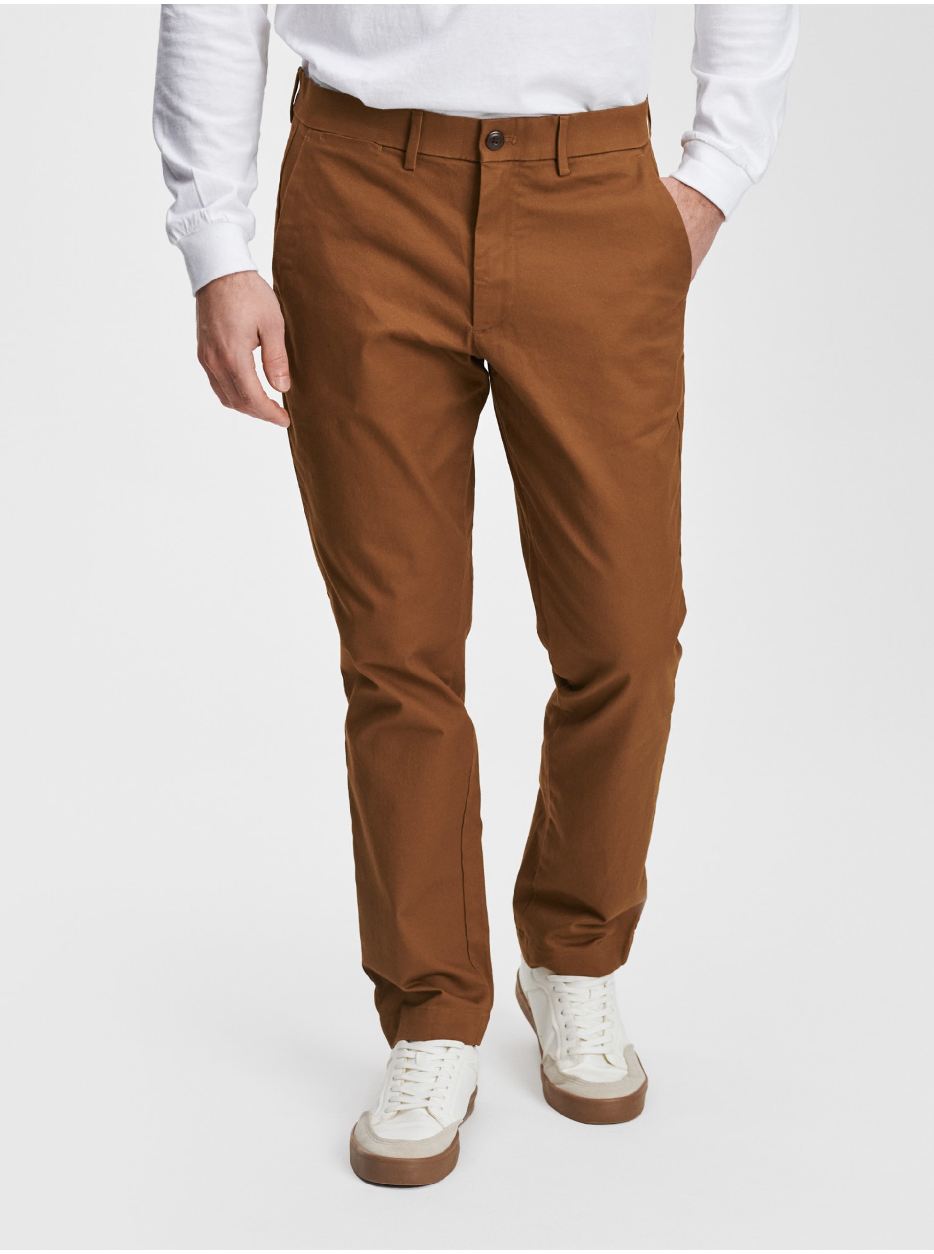 E-shop Hnědé pánské kalhoty GAP khakis slim fit GapFlex