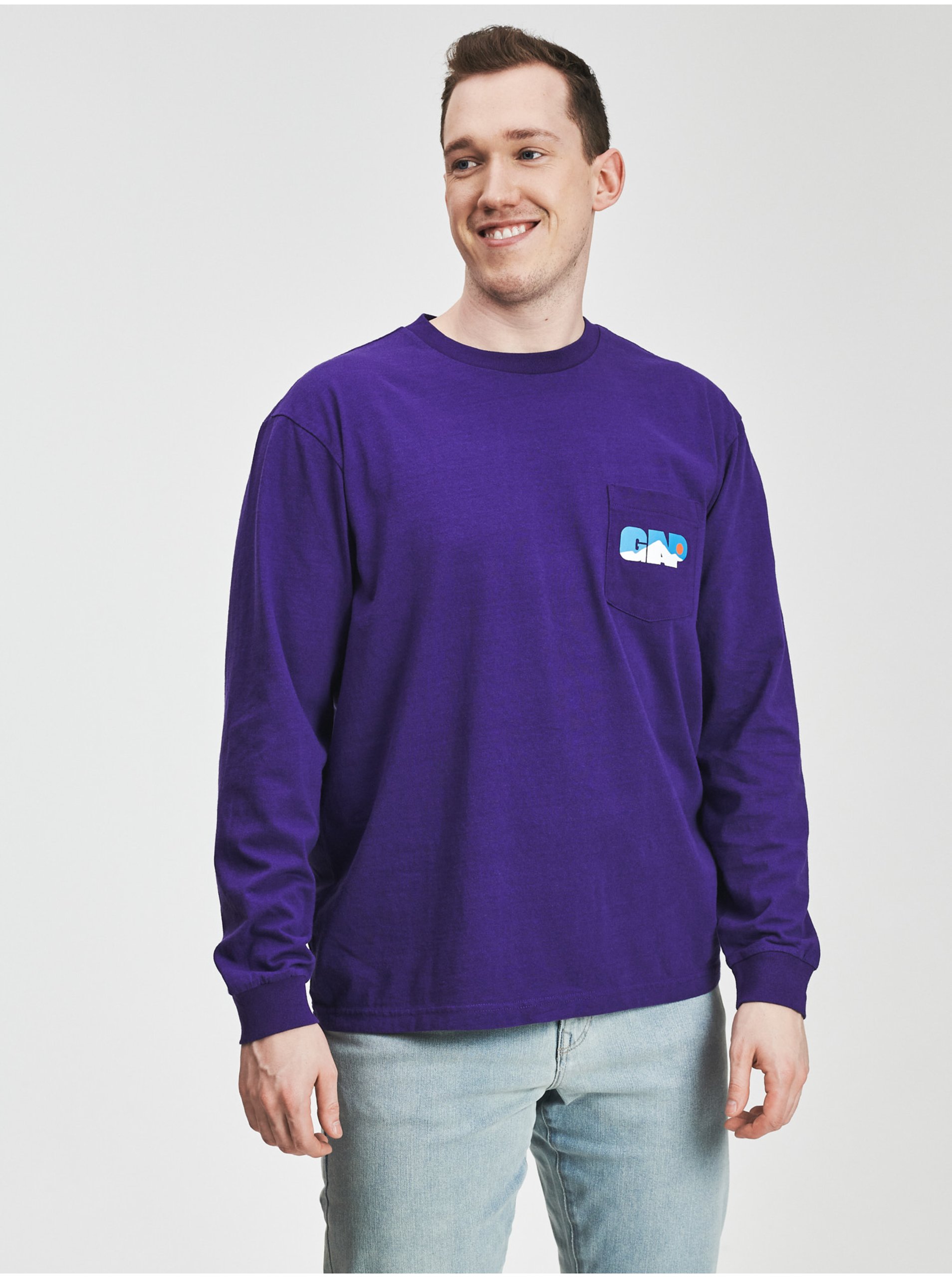 E-shop Fialové pánské tričko s logem a kapsičkou GAP