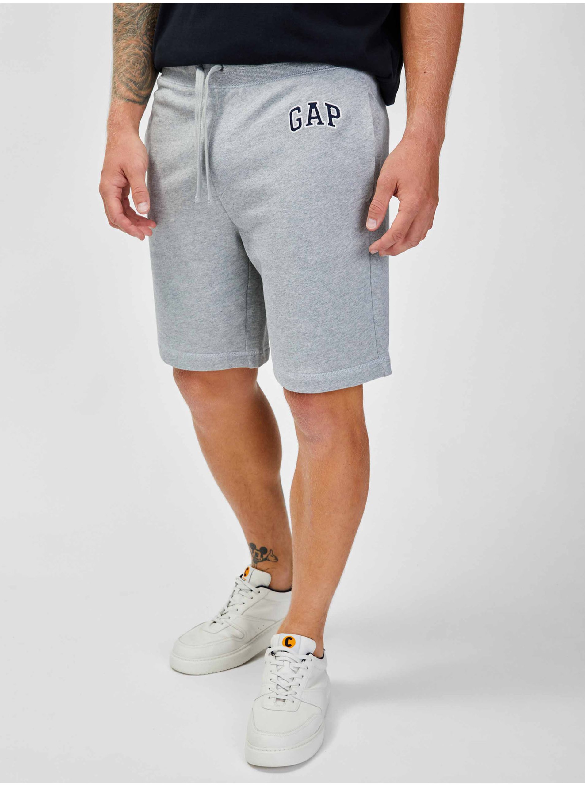 Levně Šedé pánské kraťasy GAP mini arch short french terry