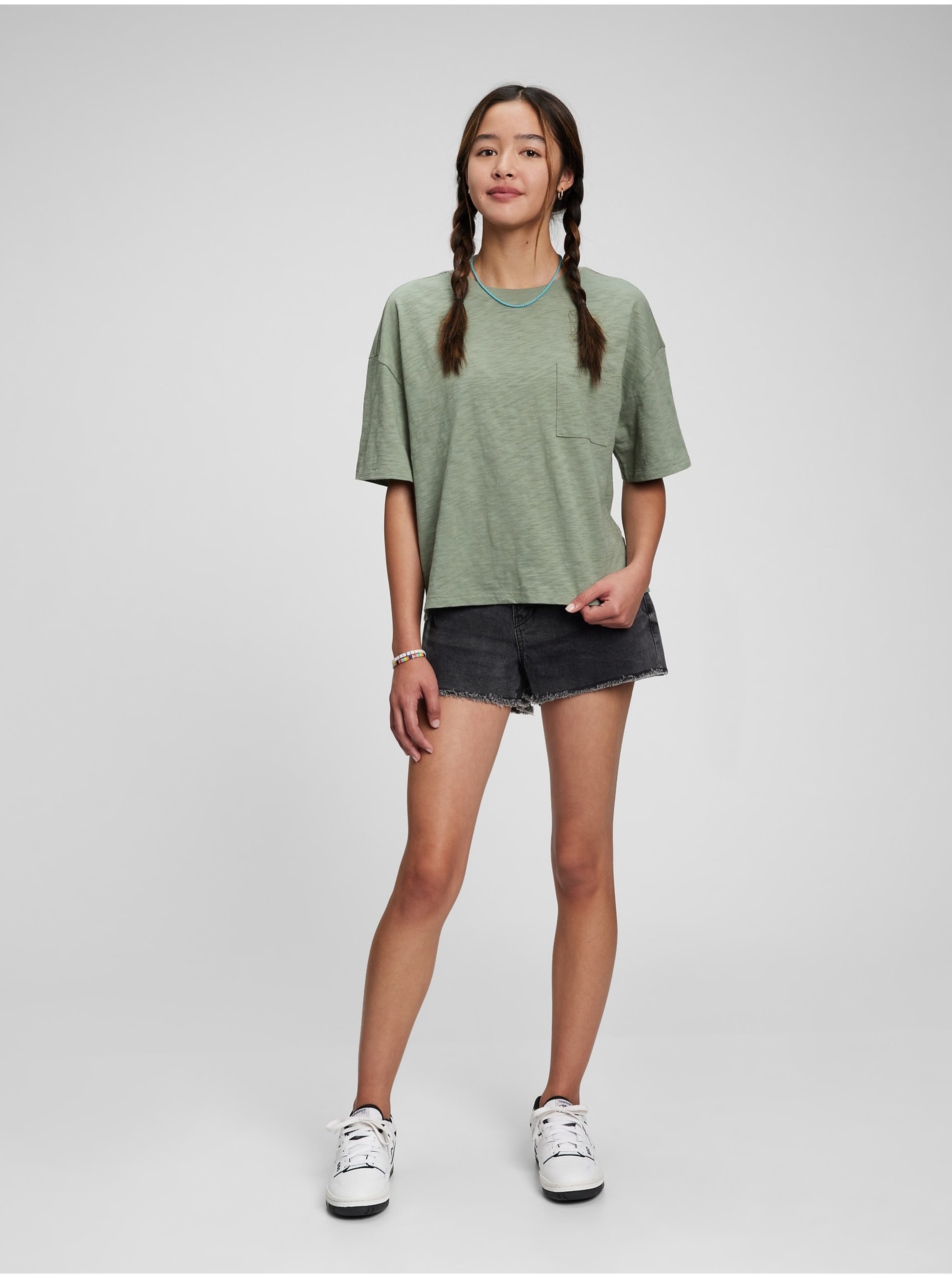 Levně Zelené holčičí tričko GAP Teen organic s kapsičkou