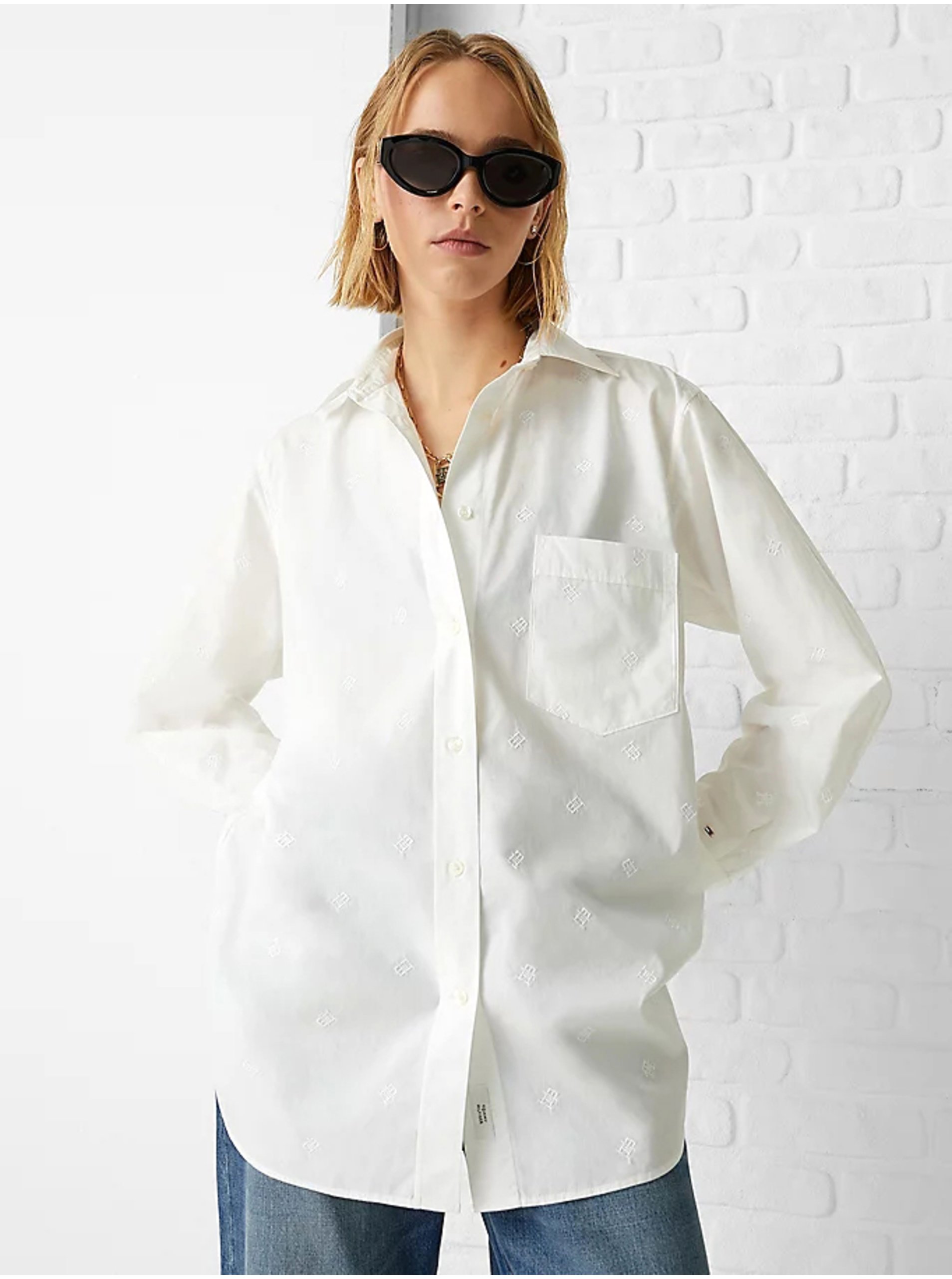 E-shop Bílá dámská oversize košile s výšivkou Tommy Hilfiger