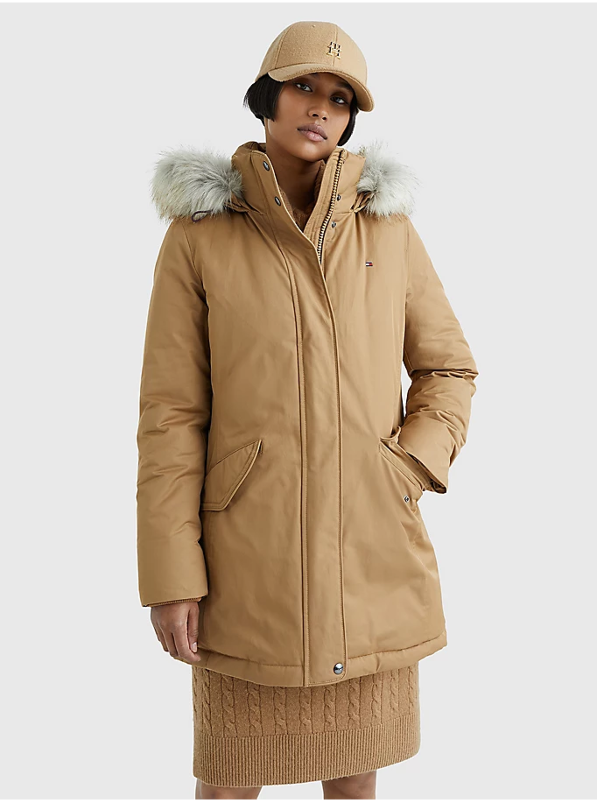 Levně Béžová dámská zimní bunda s odepínací kapucí a kožíškem Tommy Hilfiger