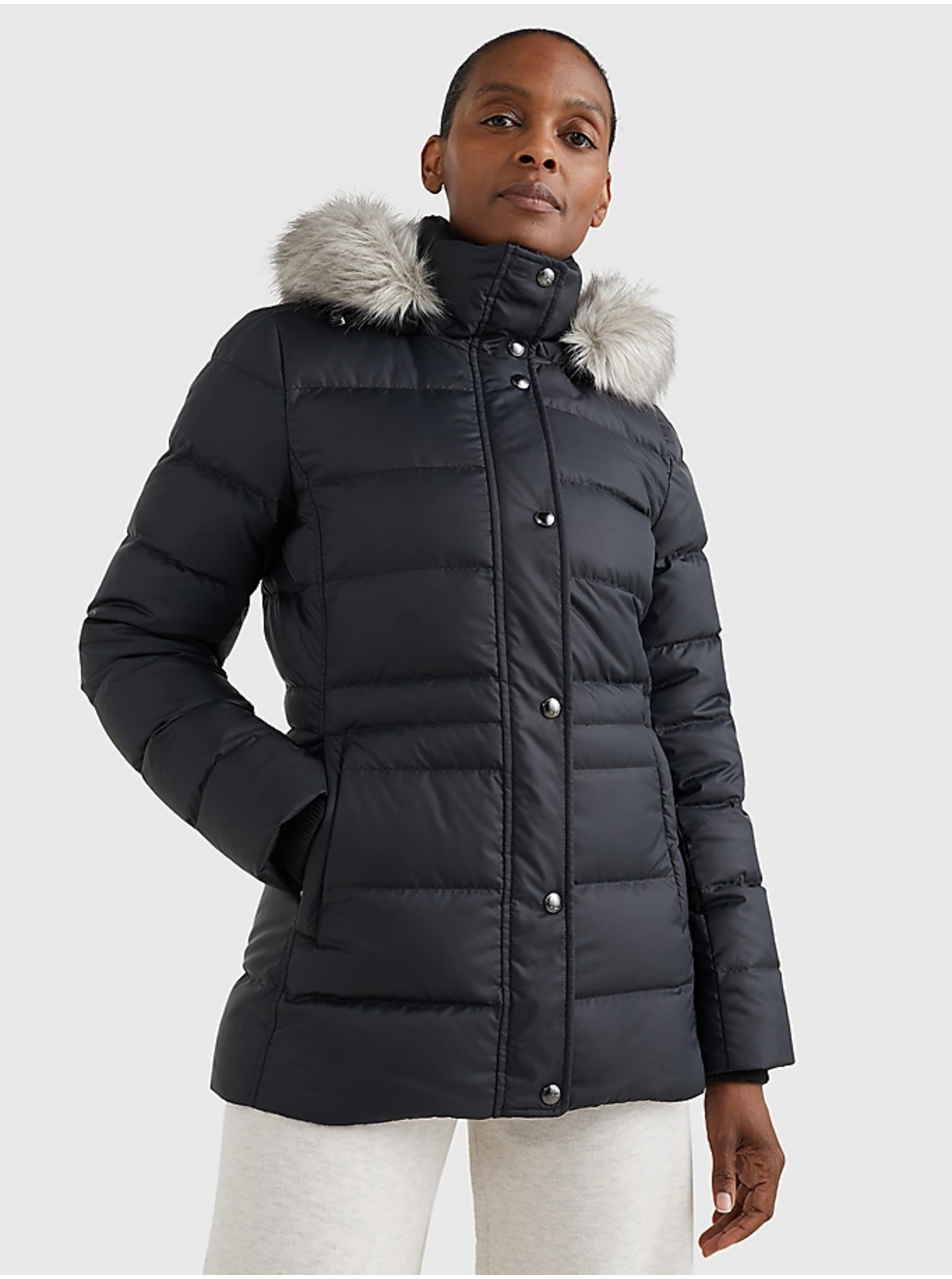 E-shop Černá dámská péřová bunda s odepínací kapucí s kožíškem Tommy Hilfiger