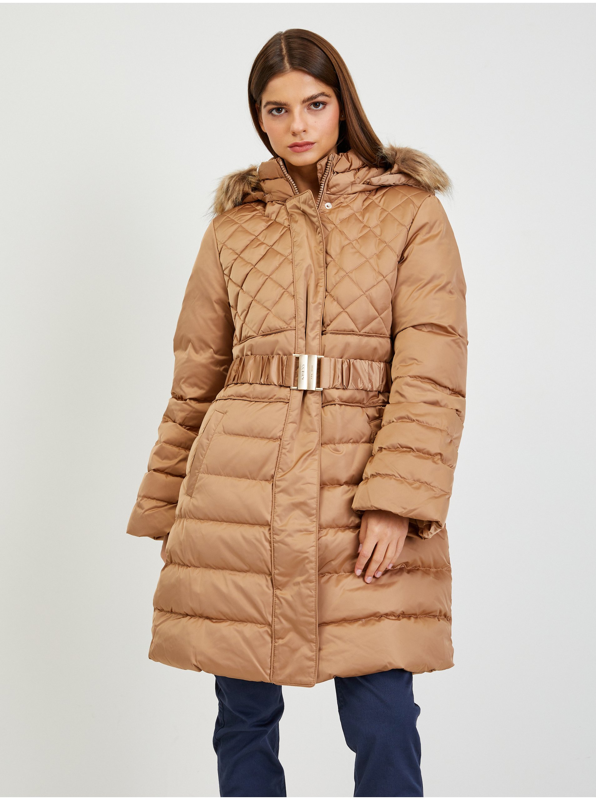 Levně Hnědý dámský péřový zimní kabát s odepínací kapucí a kožíškem Guess Lolie
