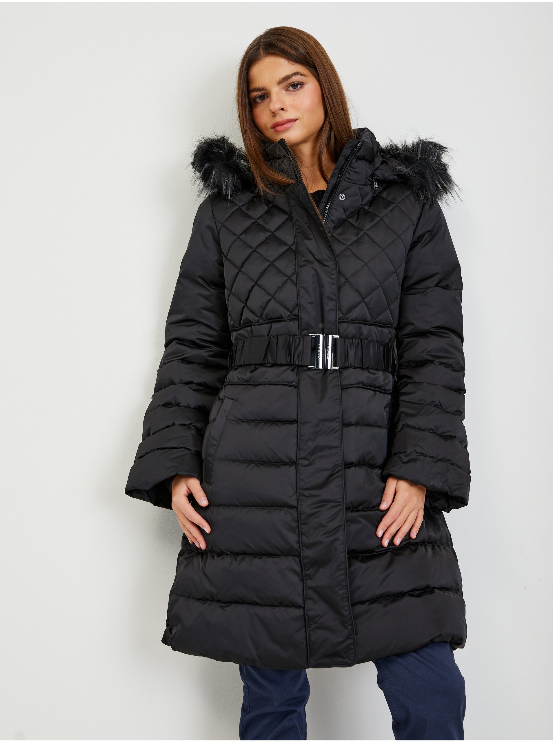 Lacno Čierny dámsky páperový zimný kabát s odopínacou kapucňou a kožúškom Guess Lolie