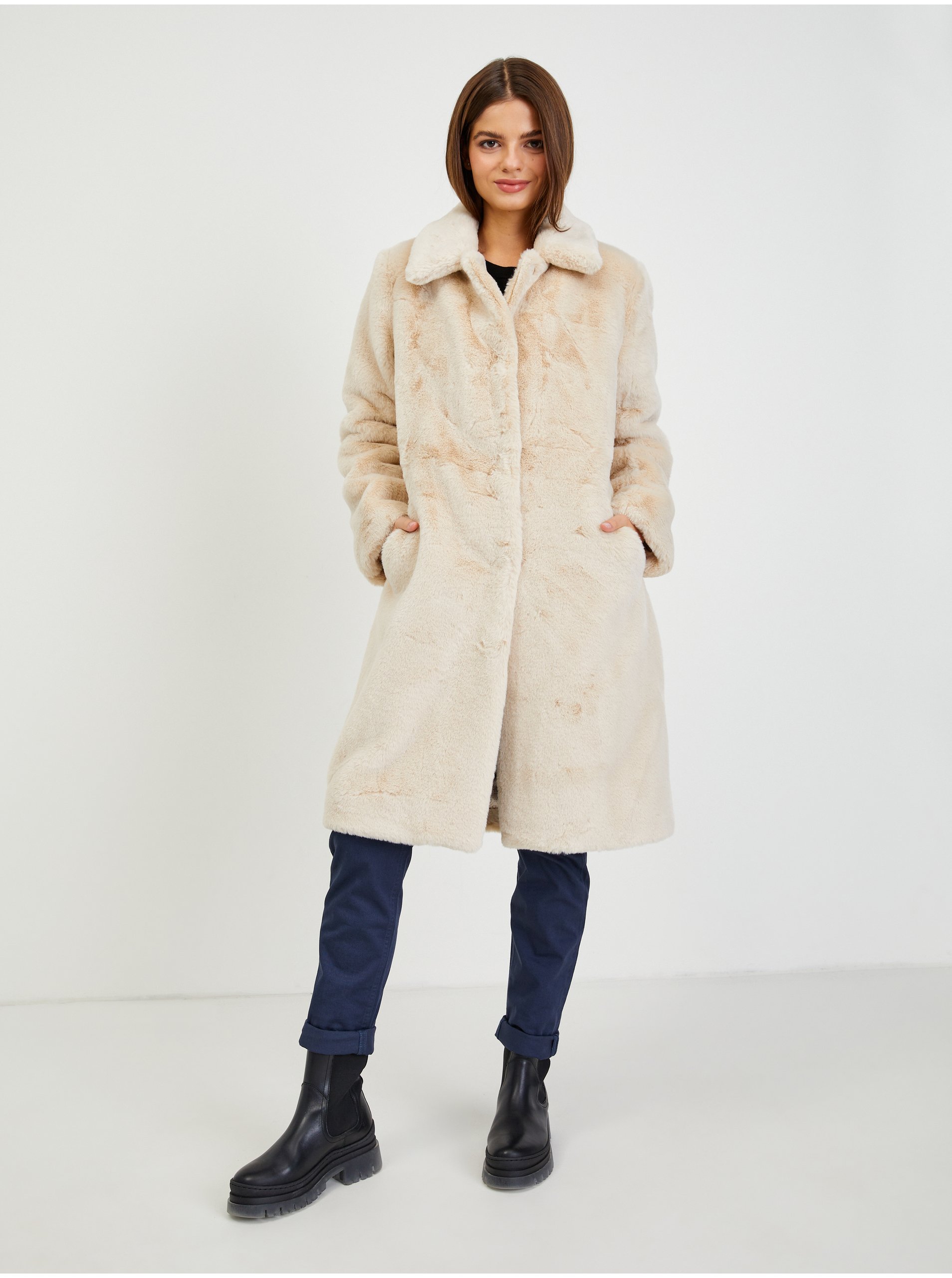 Levně Béžový dámský zimní kabát z umělé kožešiny Guess Angelica