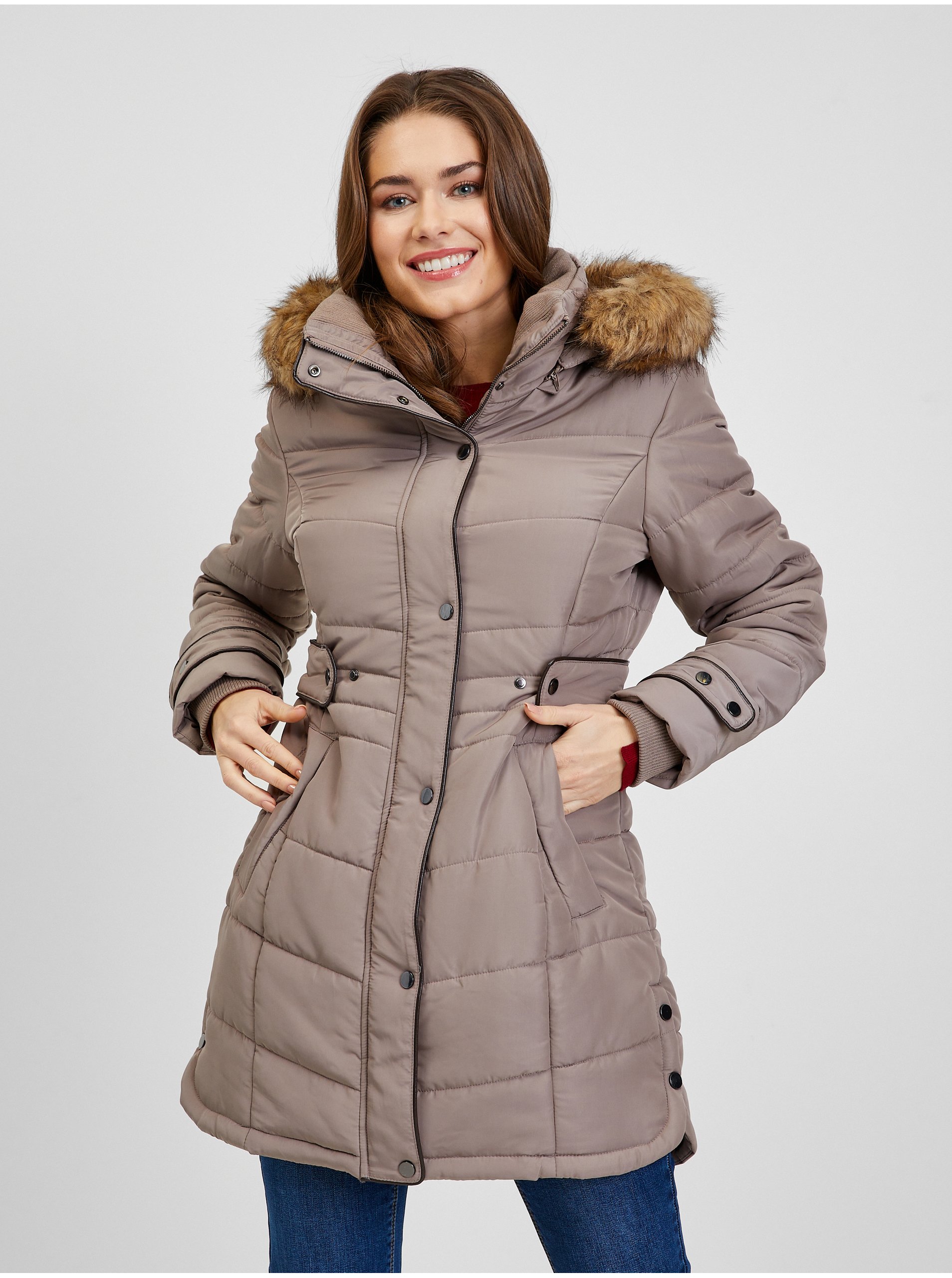 Levně Hnědý dámský prošívaný zimní kabát s odepínací kapucí s kožíškem ORSAY