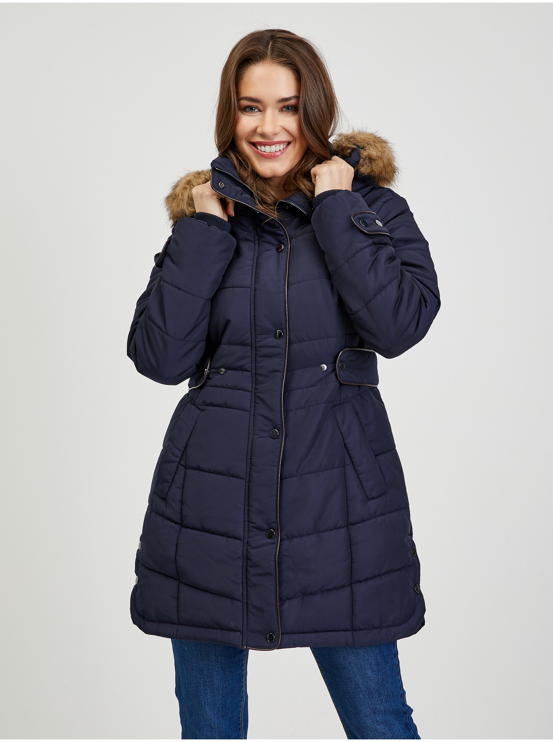 E-shop Tmavě modrý dámský prošívaný zimní kabát s odepínací kapucí s kožíškem ORSAY