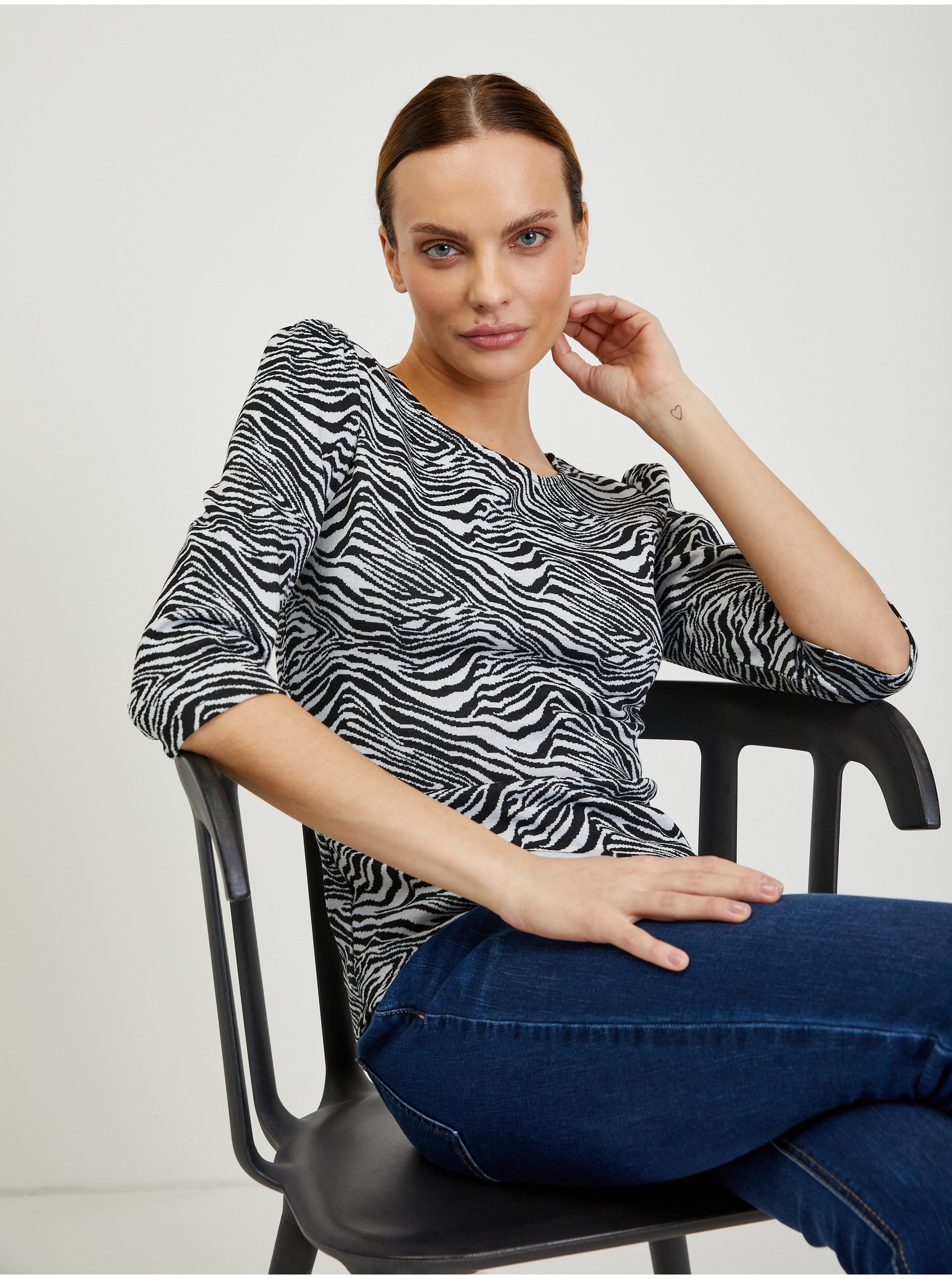 E-shop Bílo-černé dámské vzorované tričko ORSAY