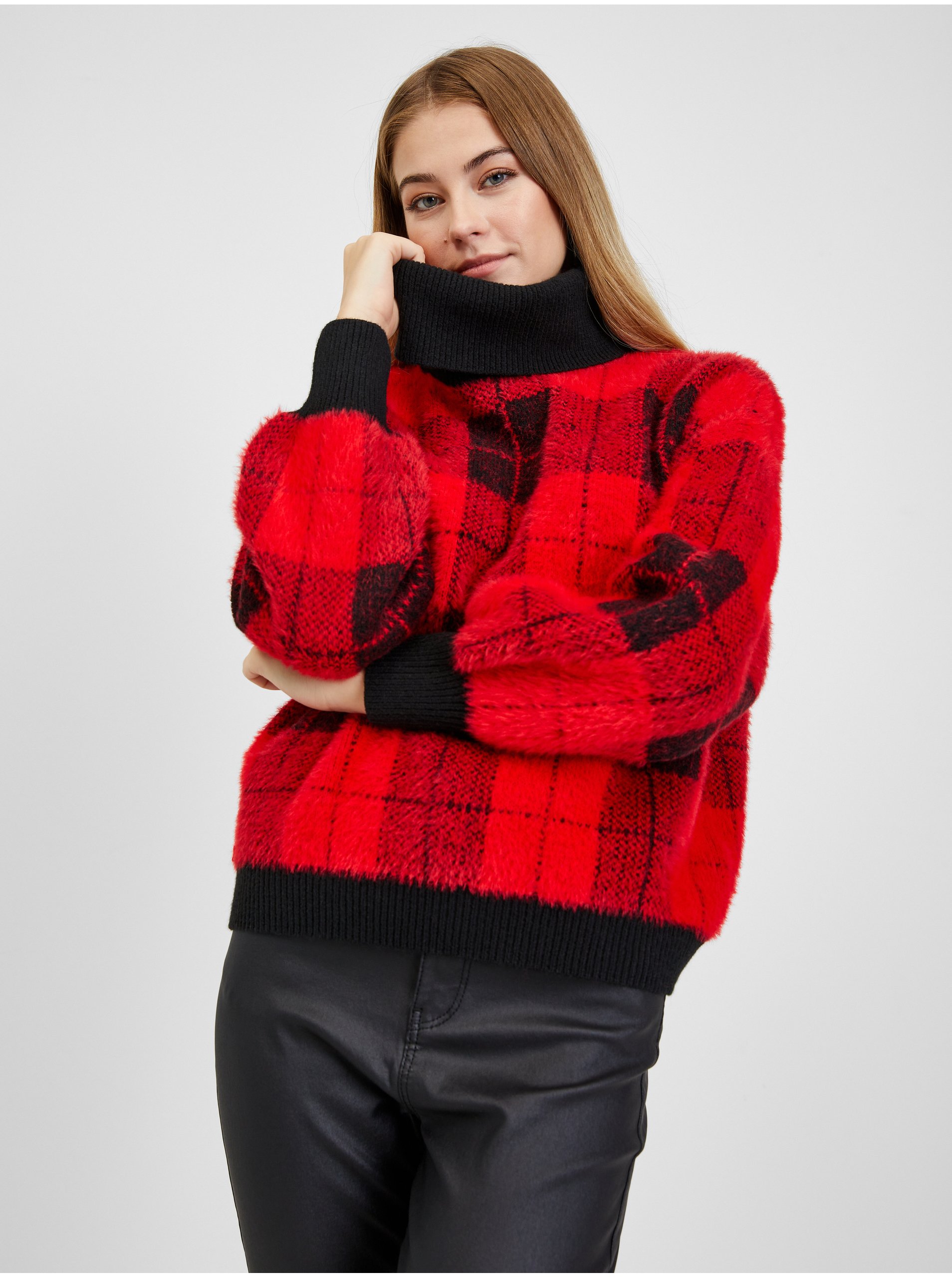 E-shop Černo-červený dámský kostkovaný svetr ORSAY