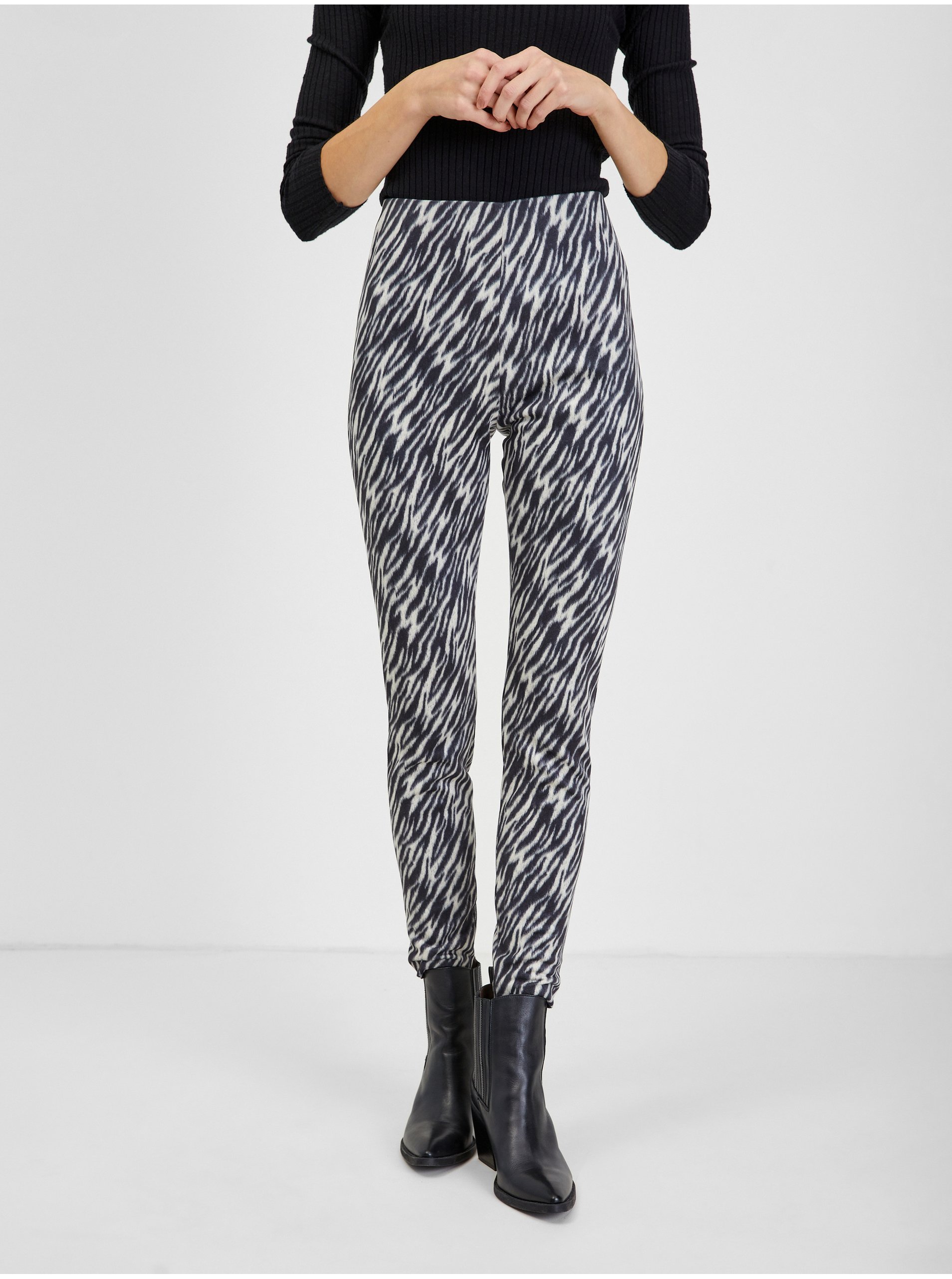 E-shop Bílo-černé dámské vzorované kalhoty v semišové úpravě ORSAY
