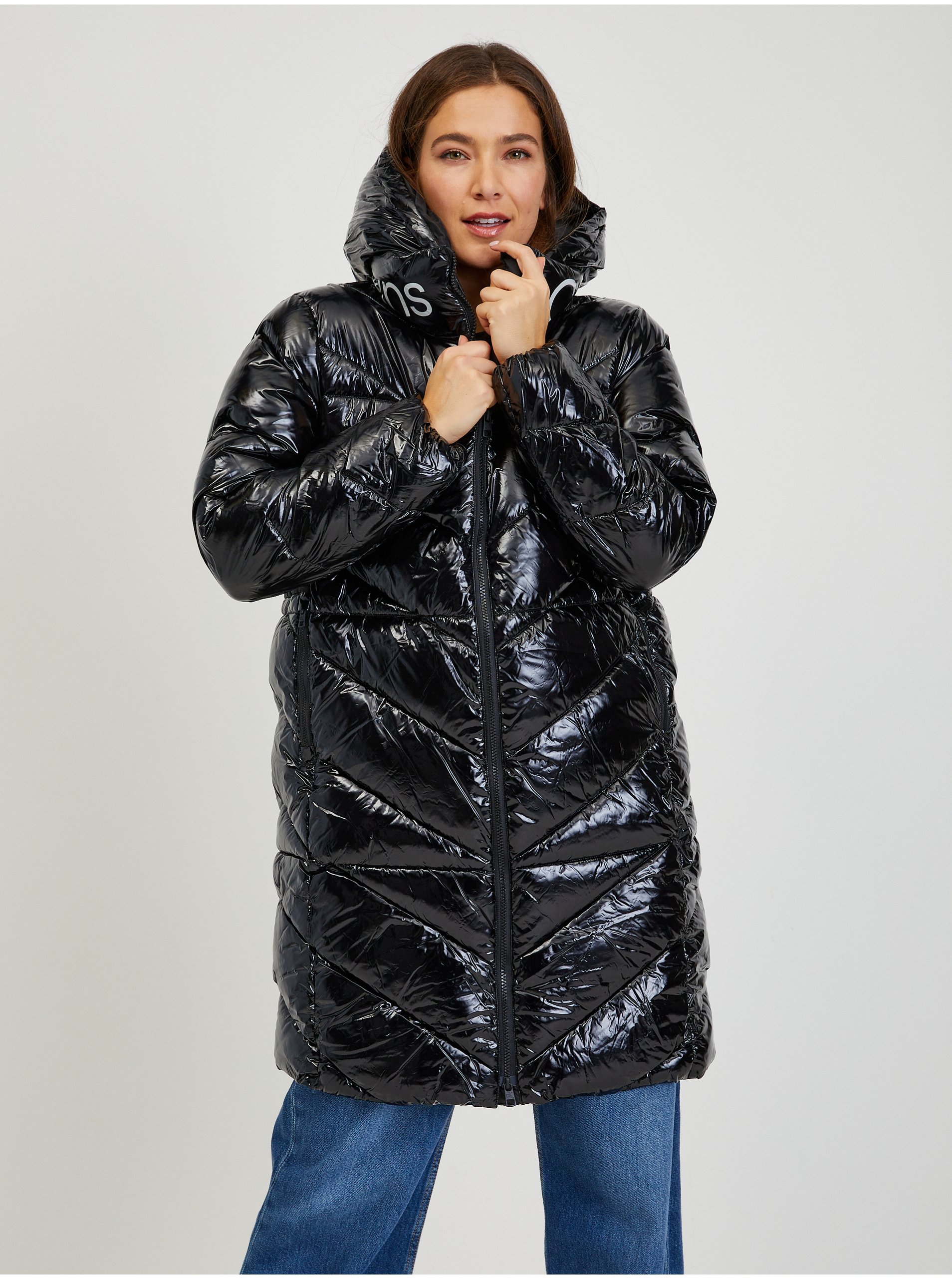 Levně Černý dámský prošívaný lesklý zimní kabát s kapucí Calvin Klein Jeans
