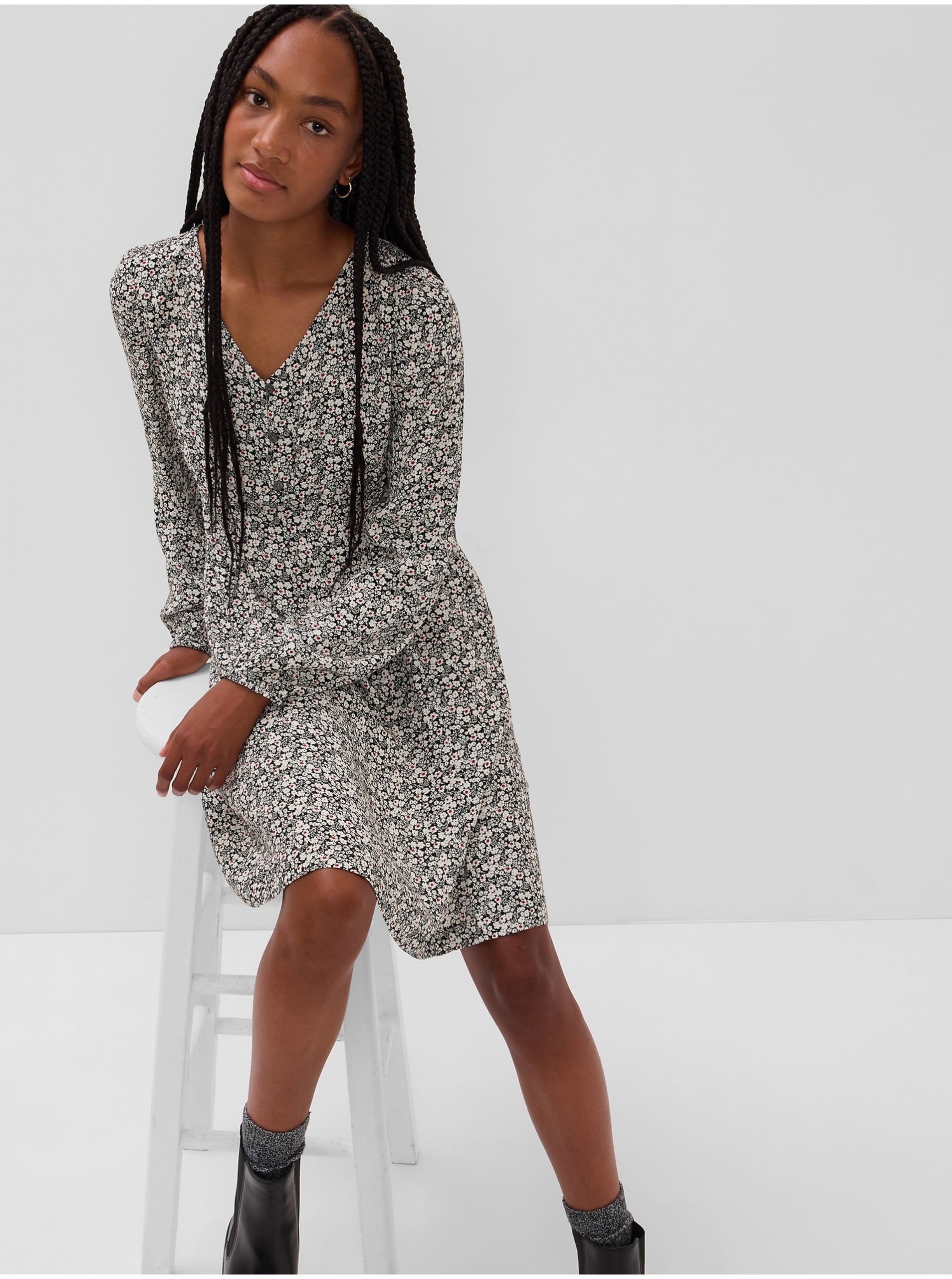 E-shop Bielo-čierne dievčenské vzorované šaty GAP