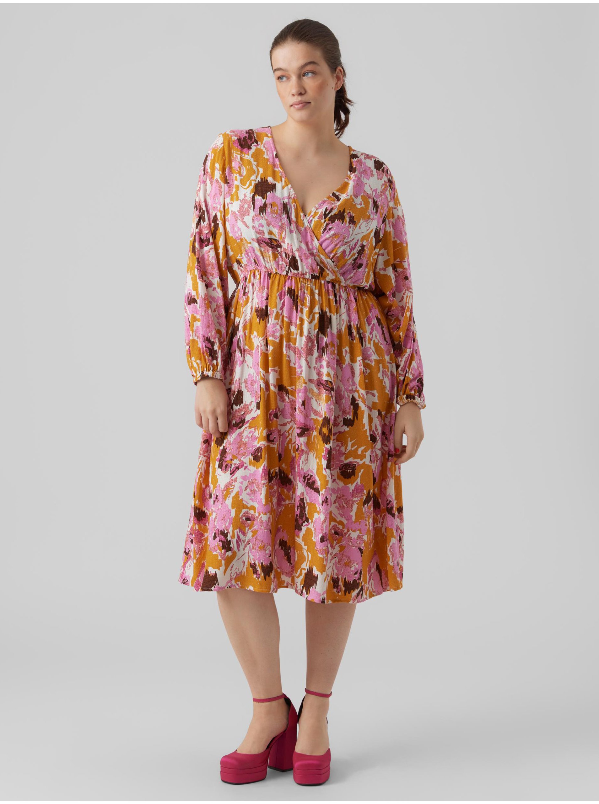 E-shop Růžové dámské vzorované šaty VERO MODA CURVE Lis