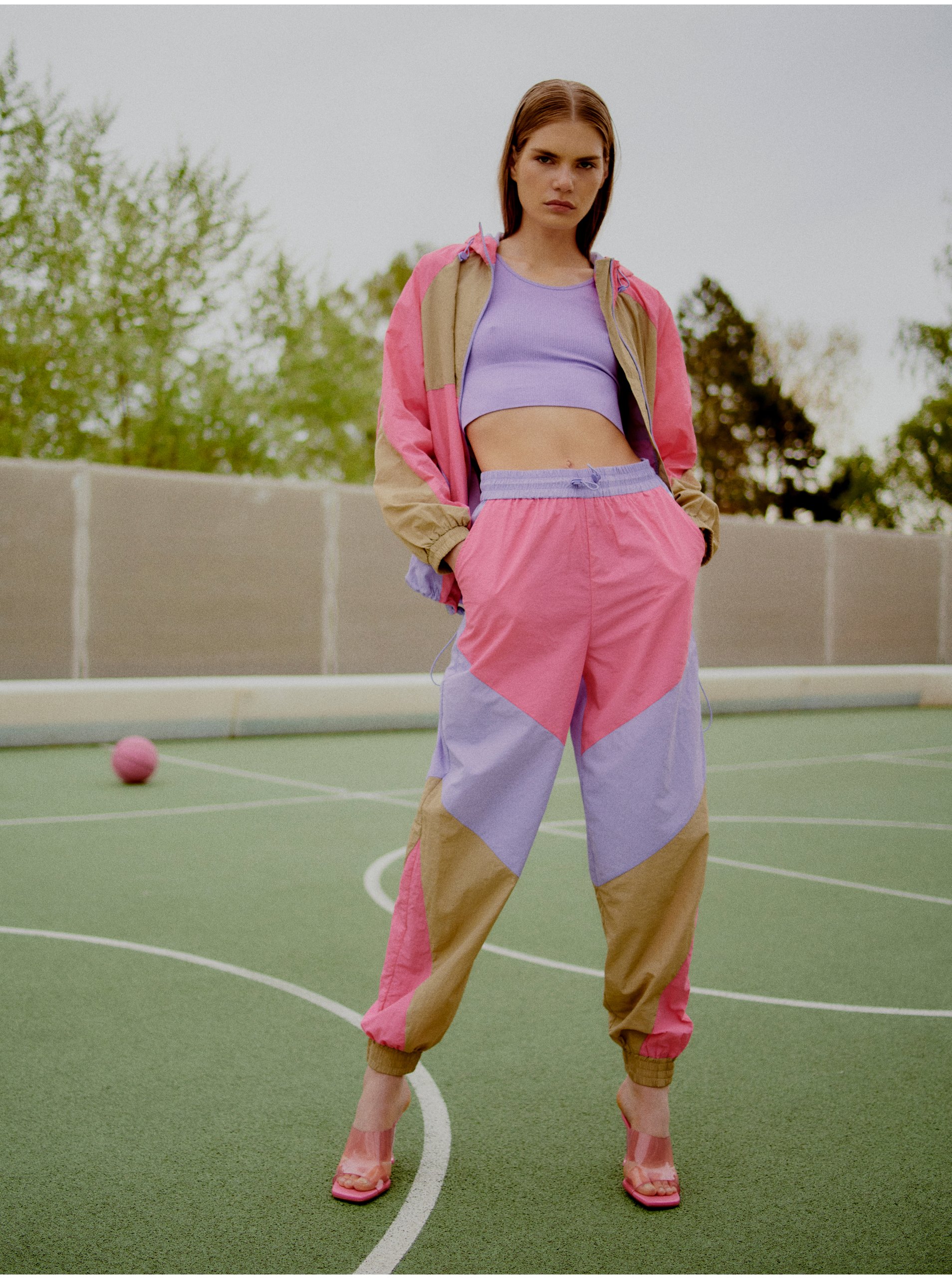 Levně Fialovo-růžové dámské šusťákové kalhoty The Jogg Concept