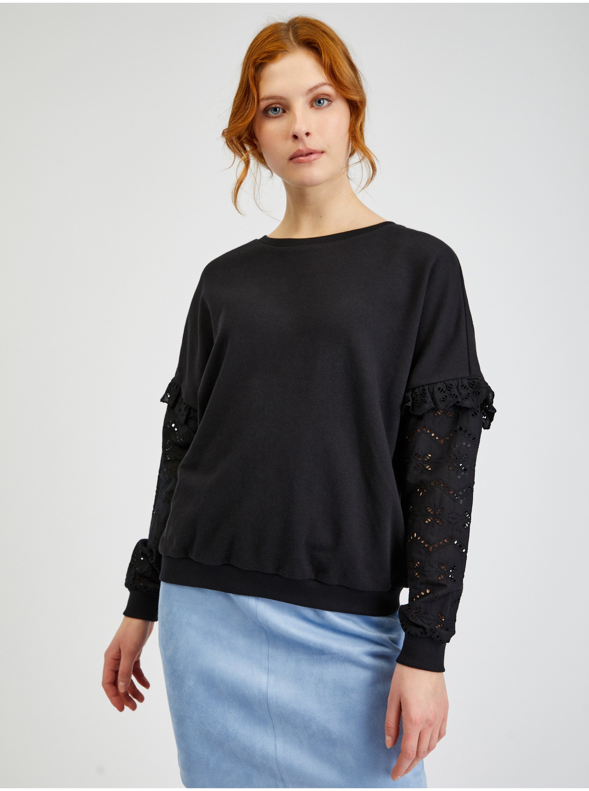 E-shop Černý dámský svetr s ozdobnými rukávy ORSAY