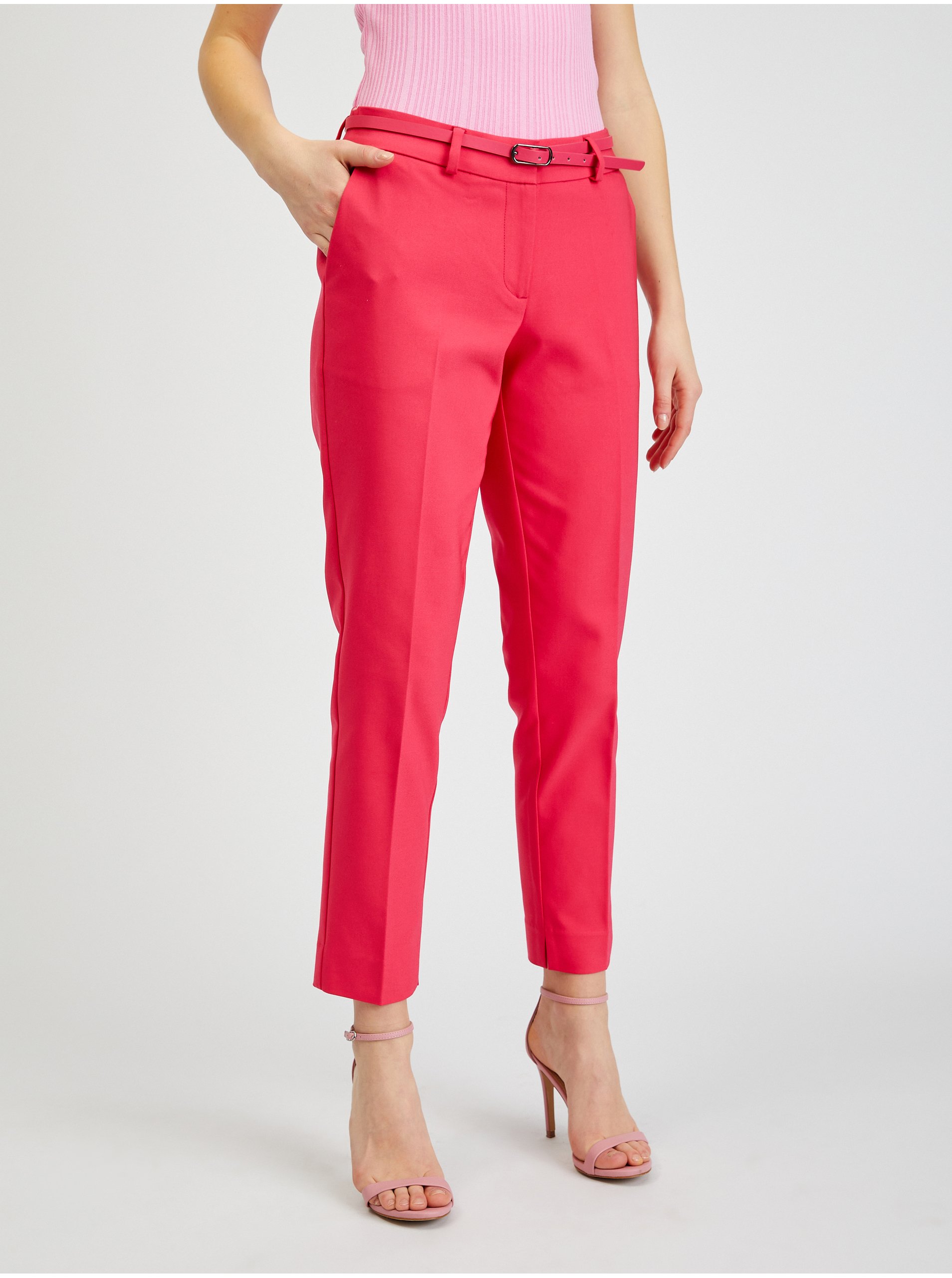 Levně Tmavě růžové dámské zkrácené kalhoty s páskem ORSAY