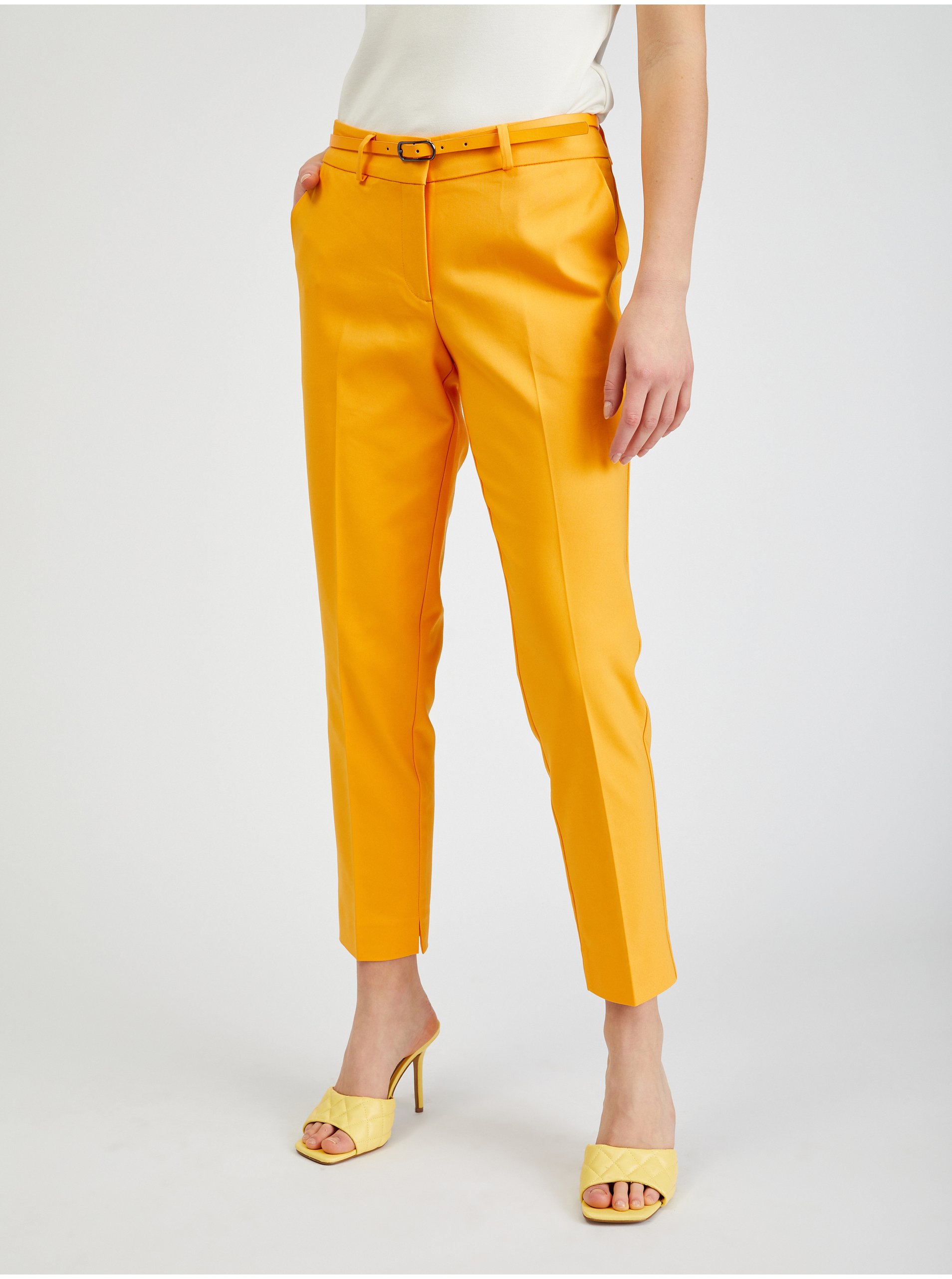 Levně Oranžové dámské zkrácené kalhoty s páskem ORSAY