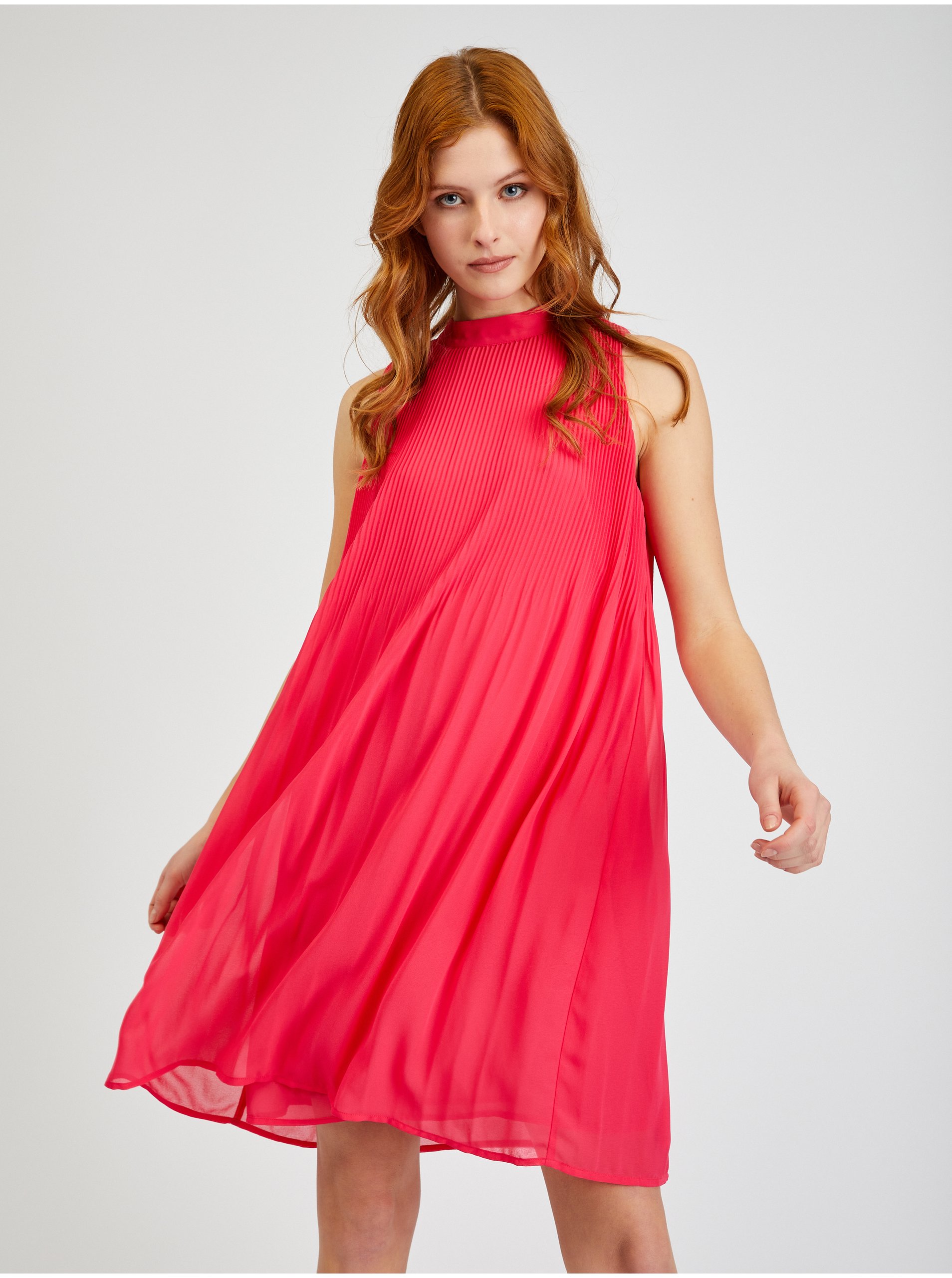 Levně Tmavě růžové dámské plisované šaty ORSAY