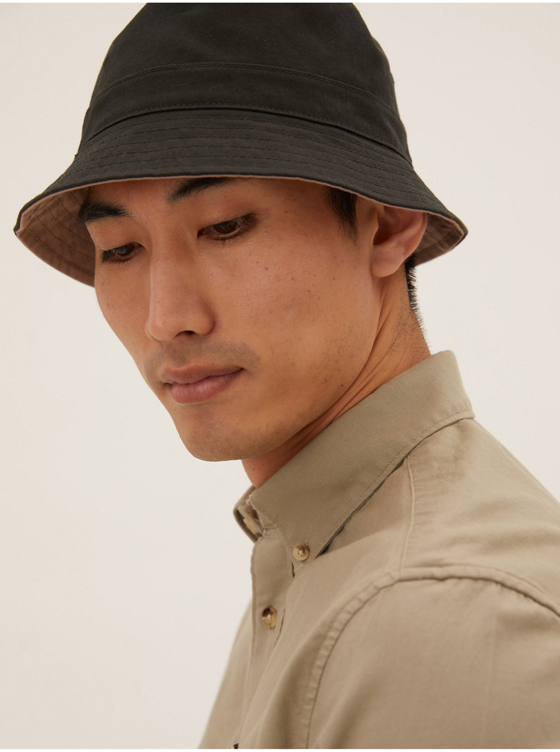 Lacno Béžovo-čierny obojstranný klobúk Marks & Spencer