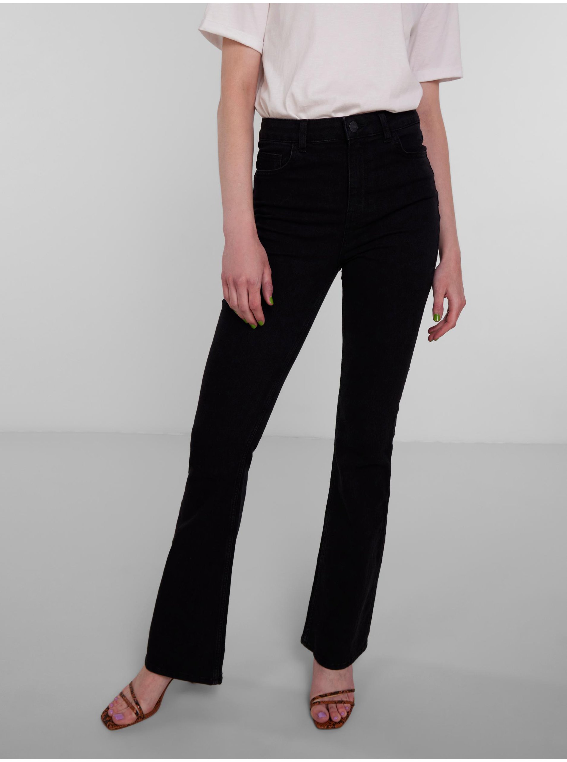 E-shop Černé dámské flared fit džíny Pieces Peggy