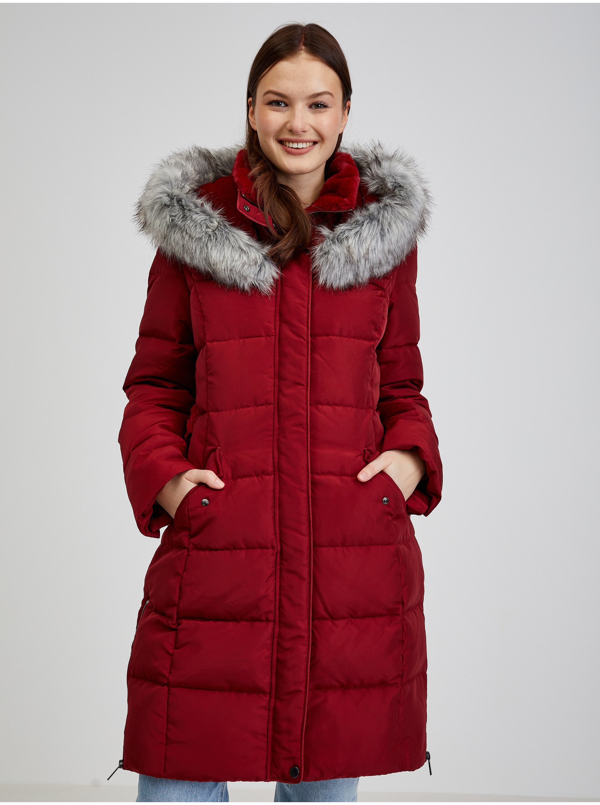 Levně Vínový dámský péřový zimní kabát s kapucí a umělým kožíškem ORSAY