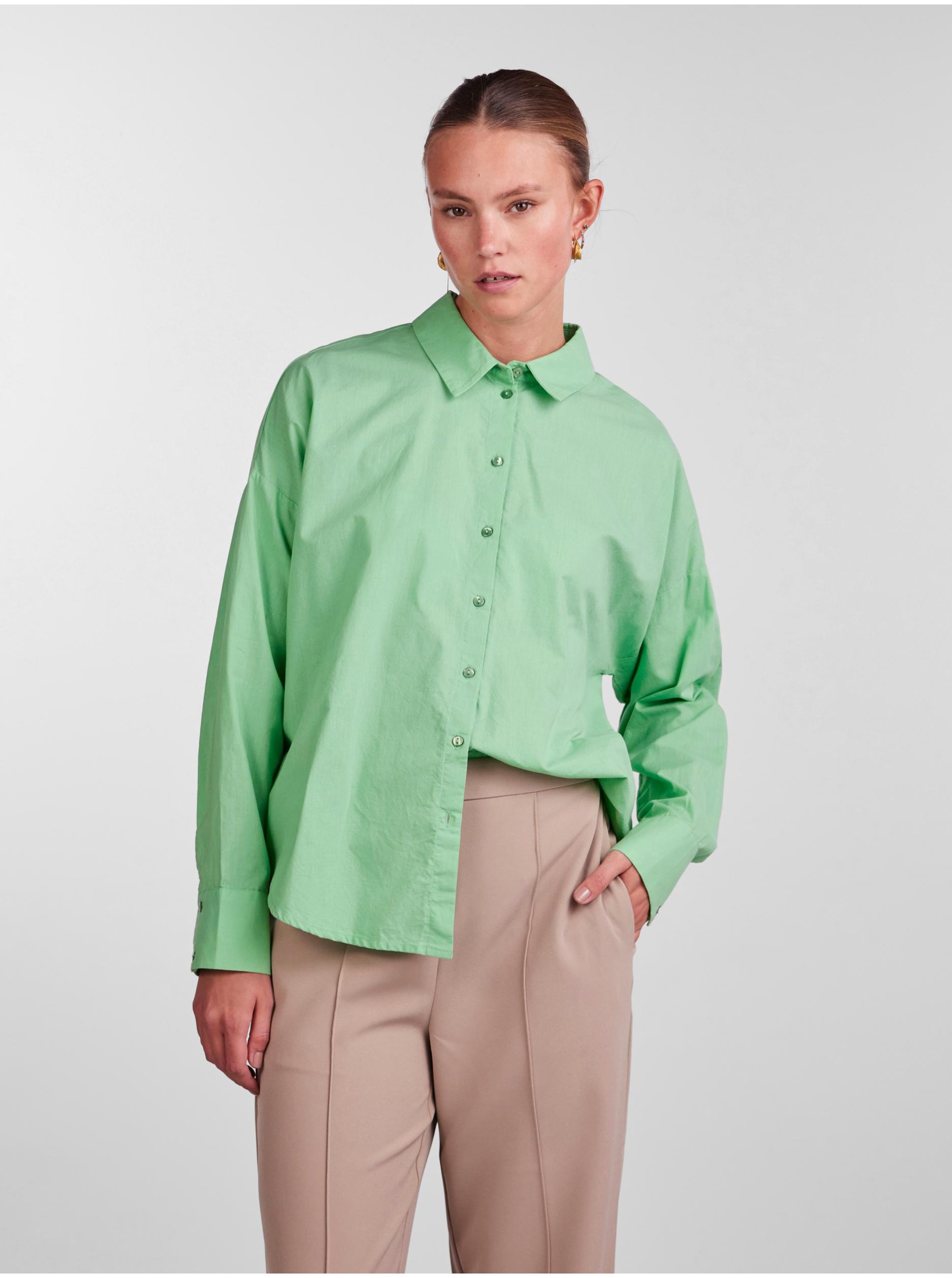 Levně Světle zelená dámská košile Pieces Tanne