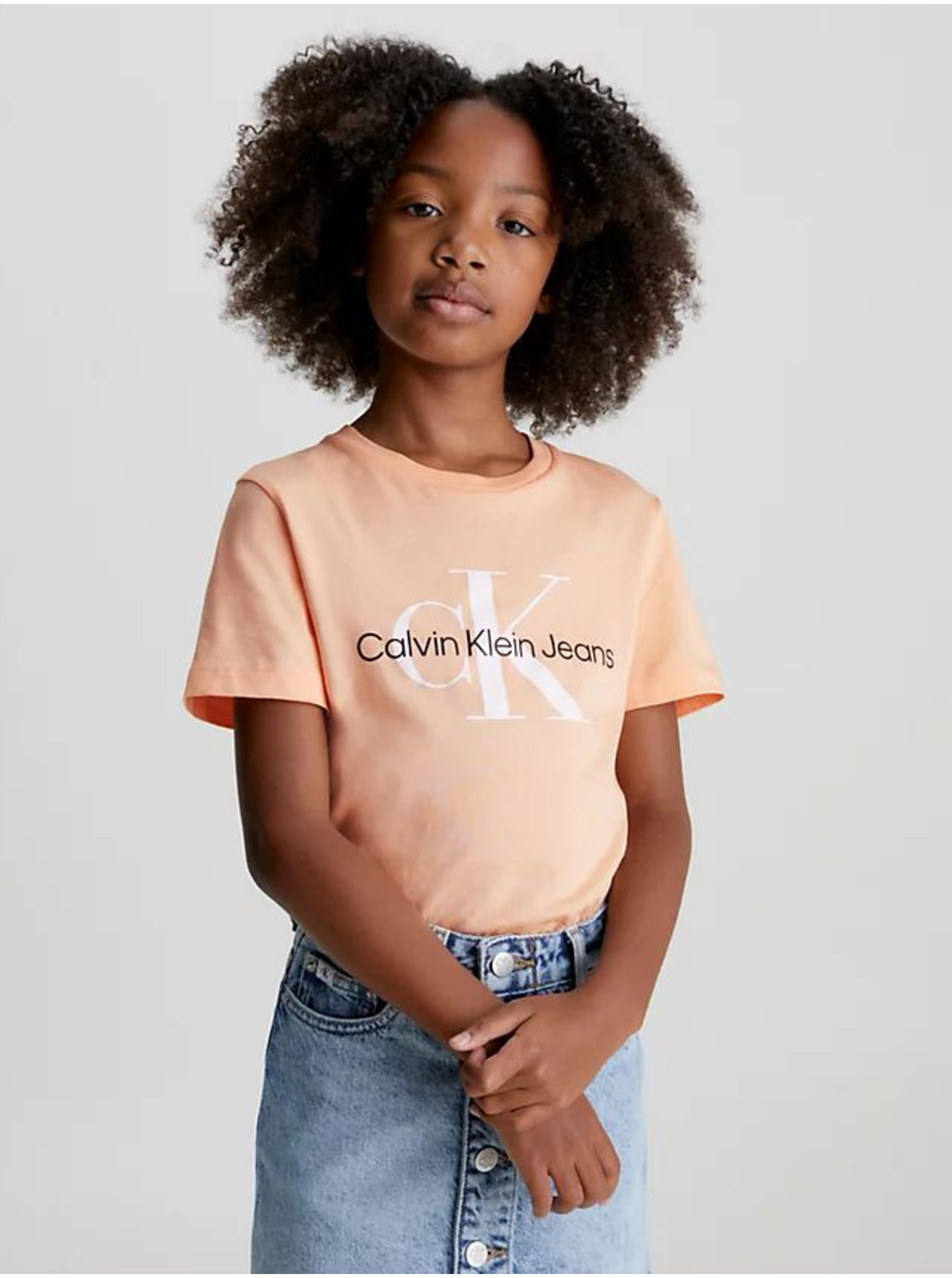 Levně Meruňkové holčičí tričko Calvin Klein Jeans