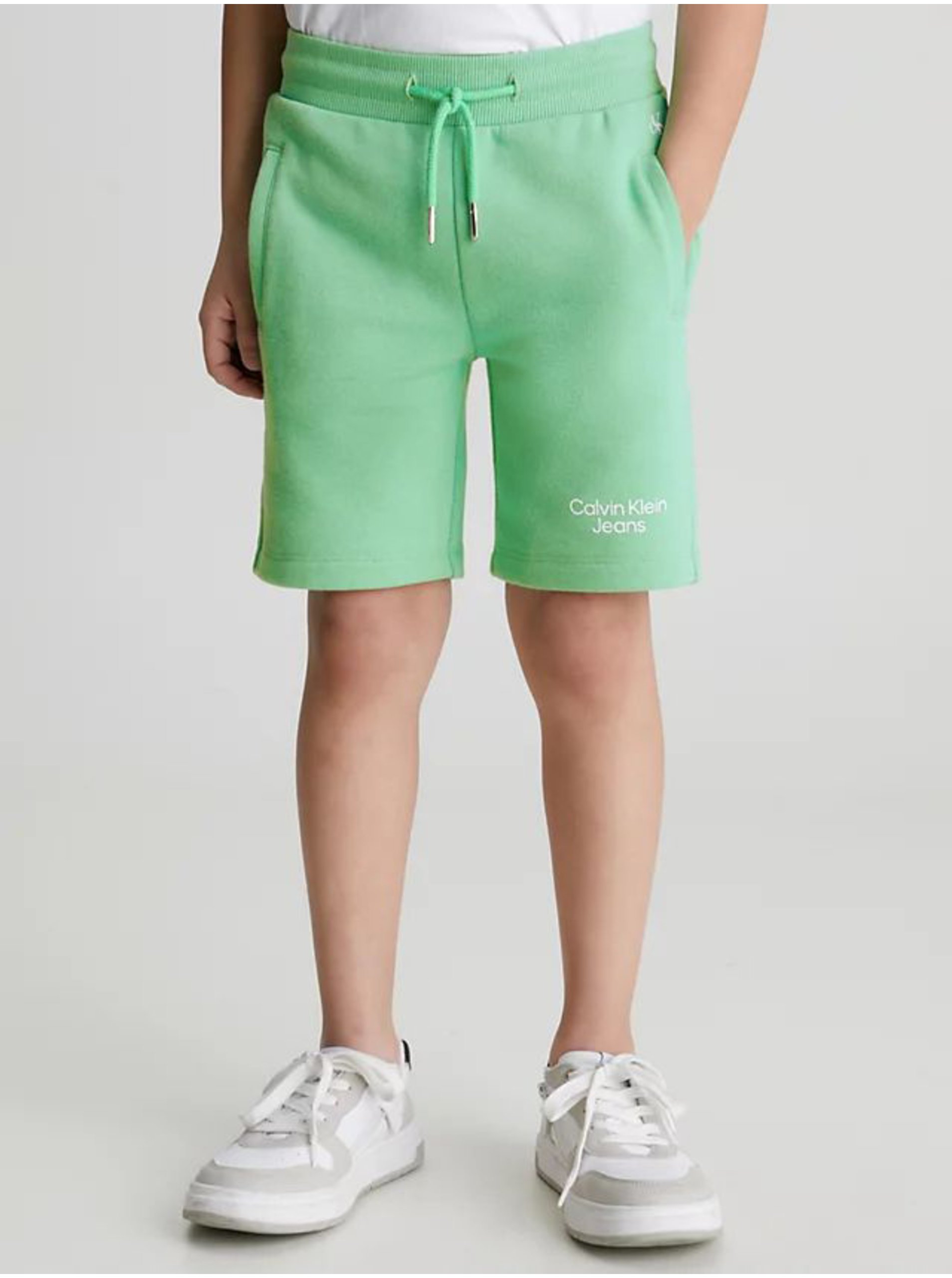 Levně Světle zelené klučičí teplákové kraťasy Calvin Klein Jeans