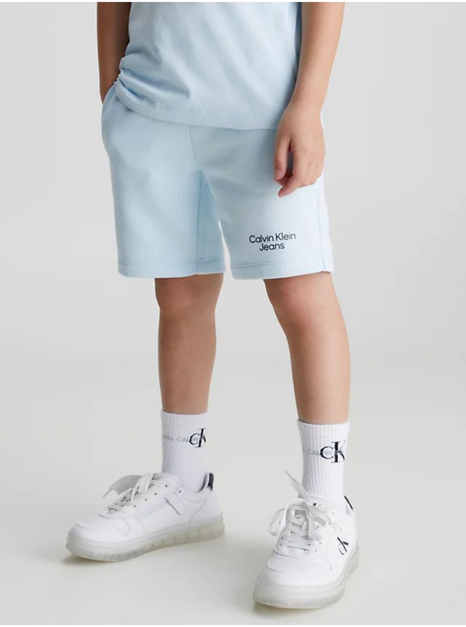 Lacno Svetlomodré chlapčenské teplákové kraťasy Calvin Klein Jeans