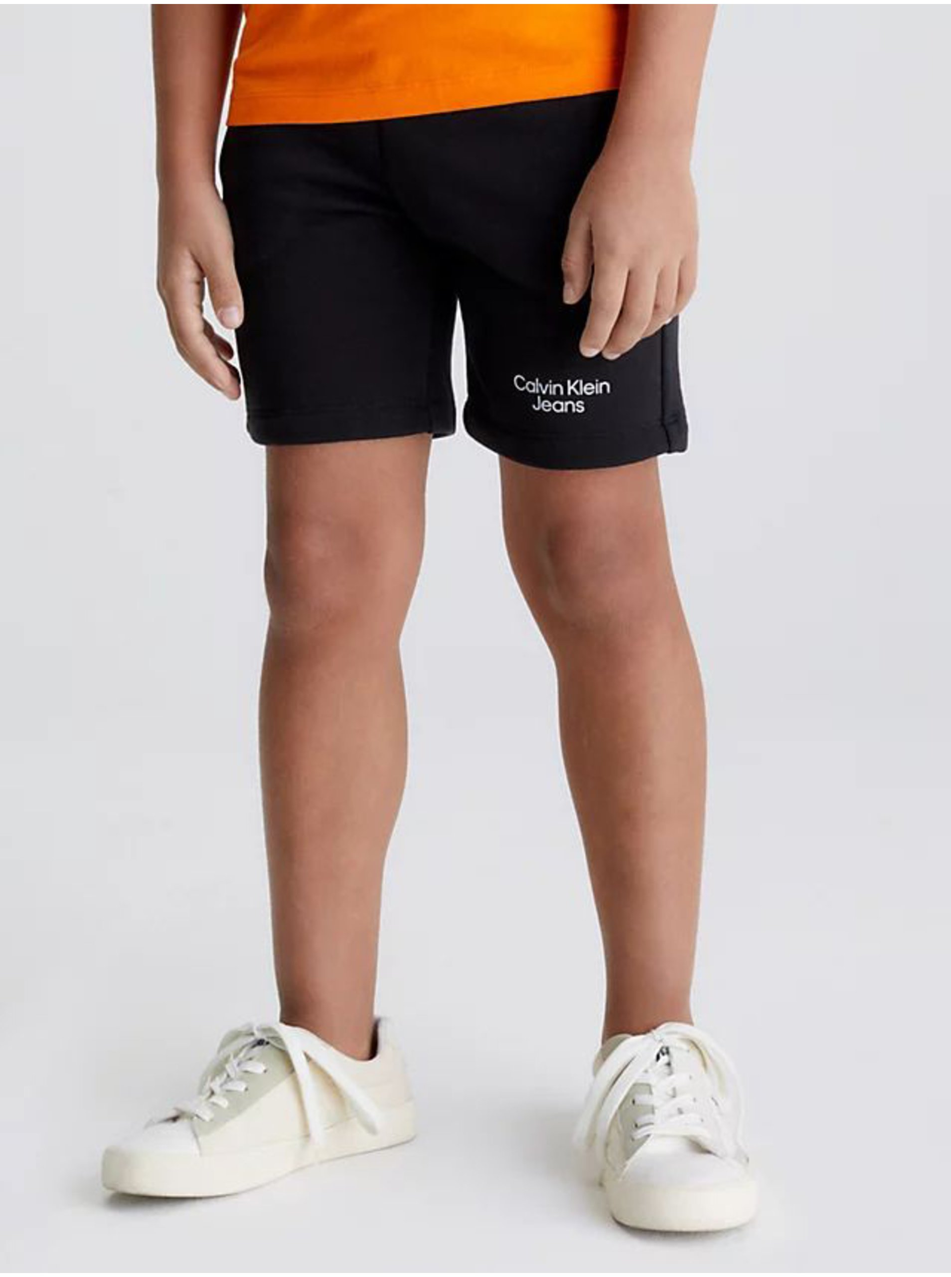Levně Černé klučičí teplákové kraťasy Calvin Klein Jeans