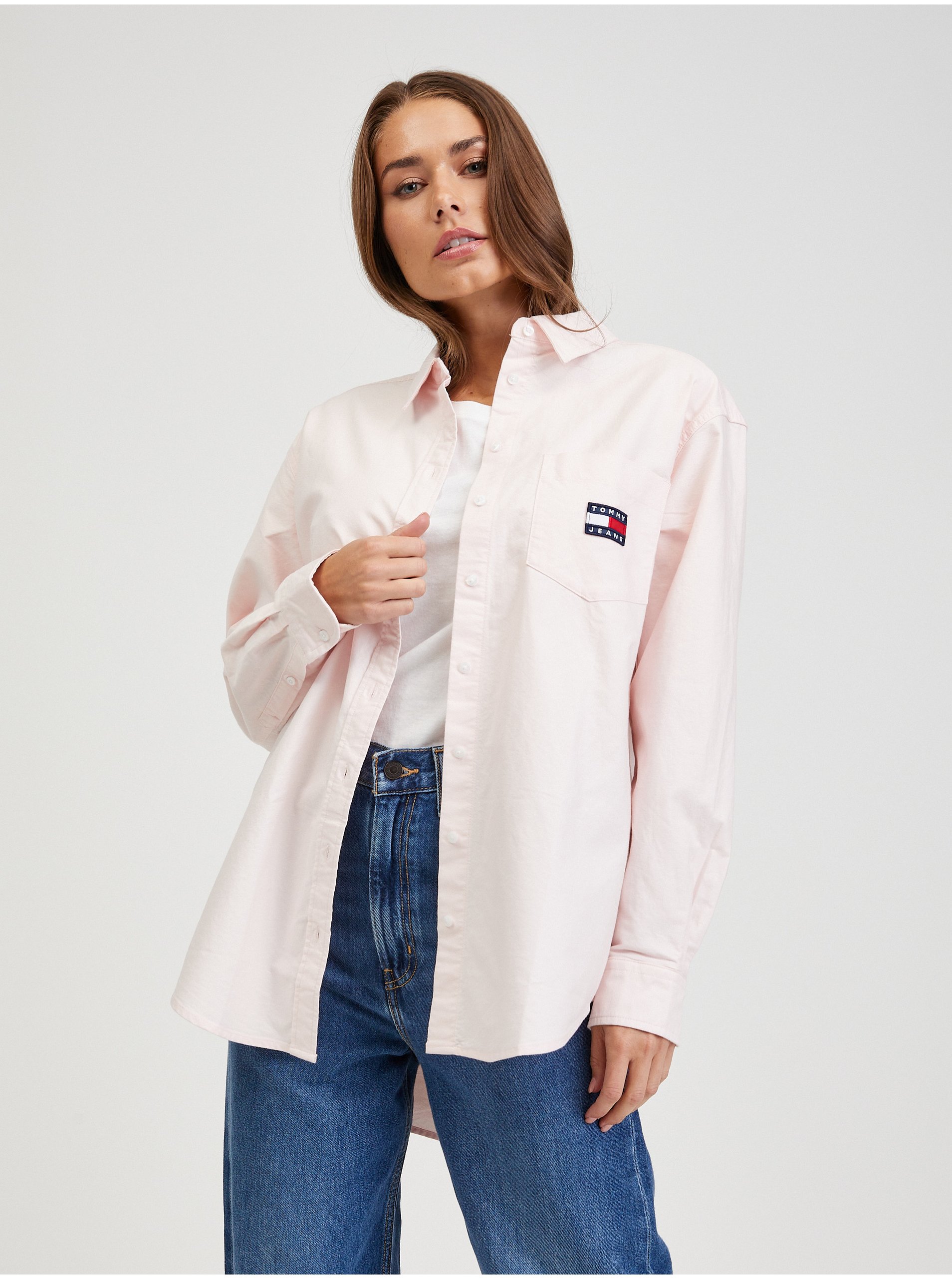 E-shop Světle růžová dámská oversize košile Tommy Jeans Badge Boyfriend