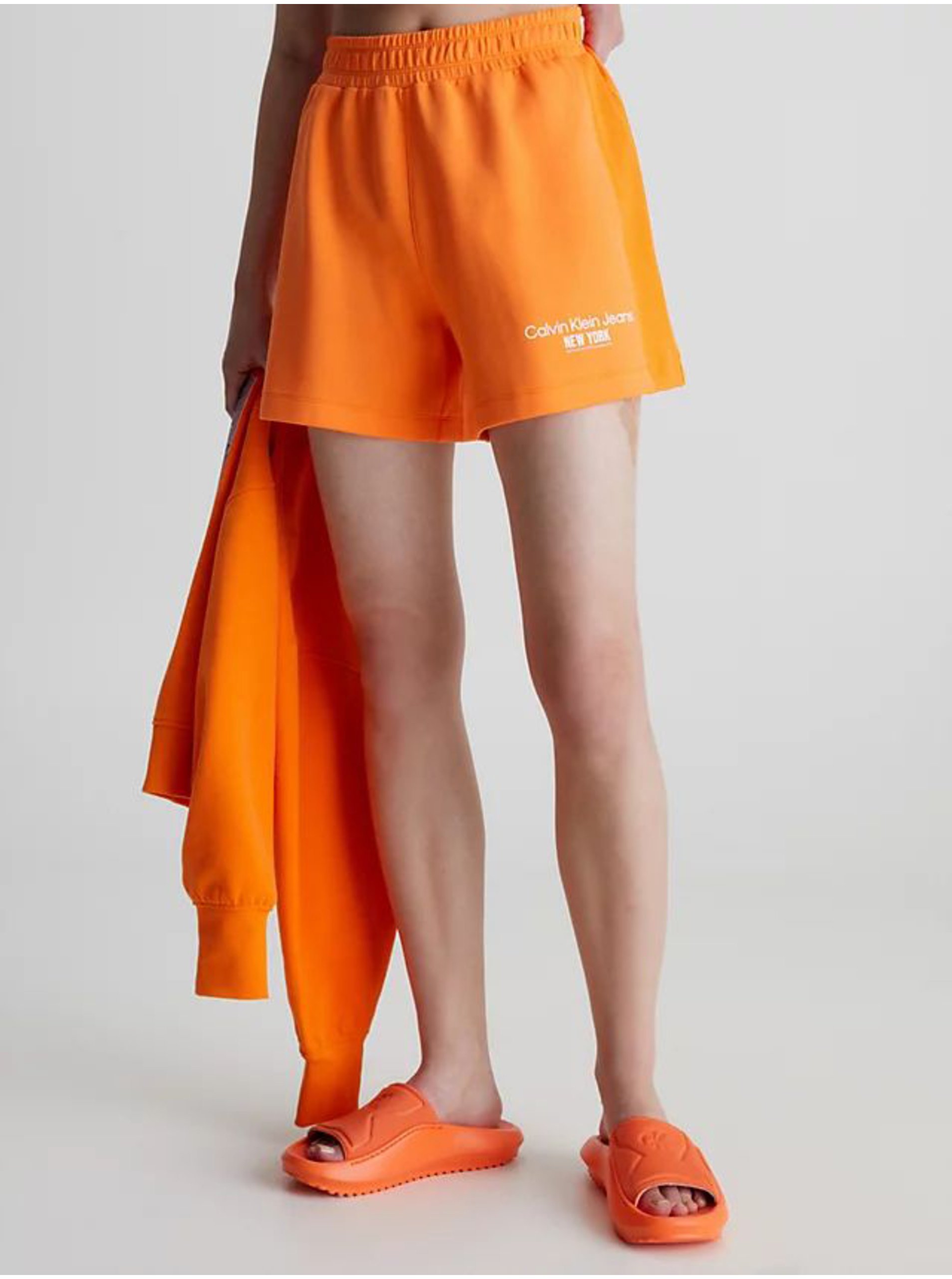 Lacno Oranžové dámske teplákové kraťasy Calvin Klein Jeans