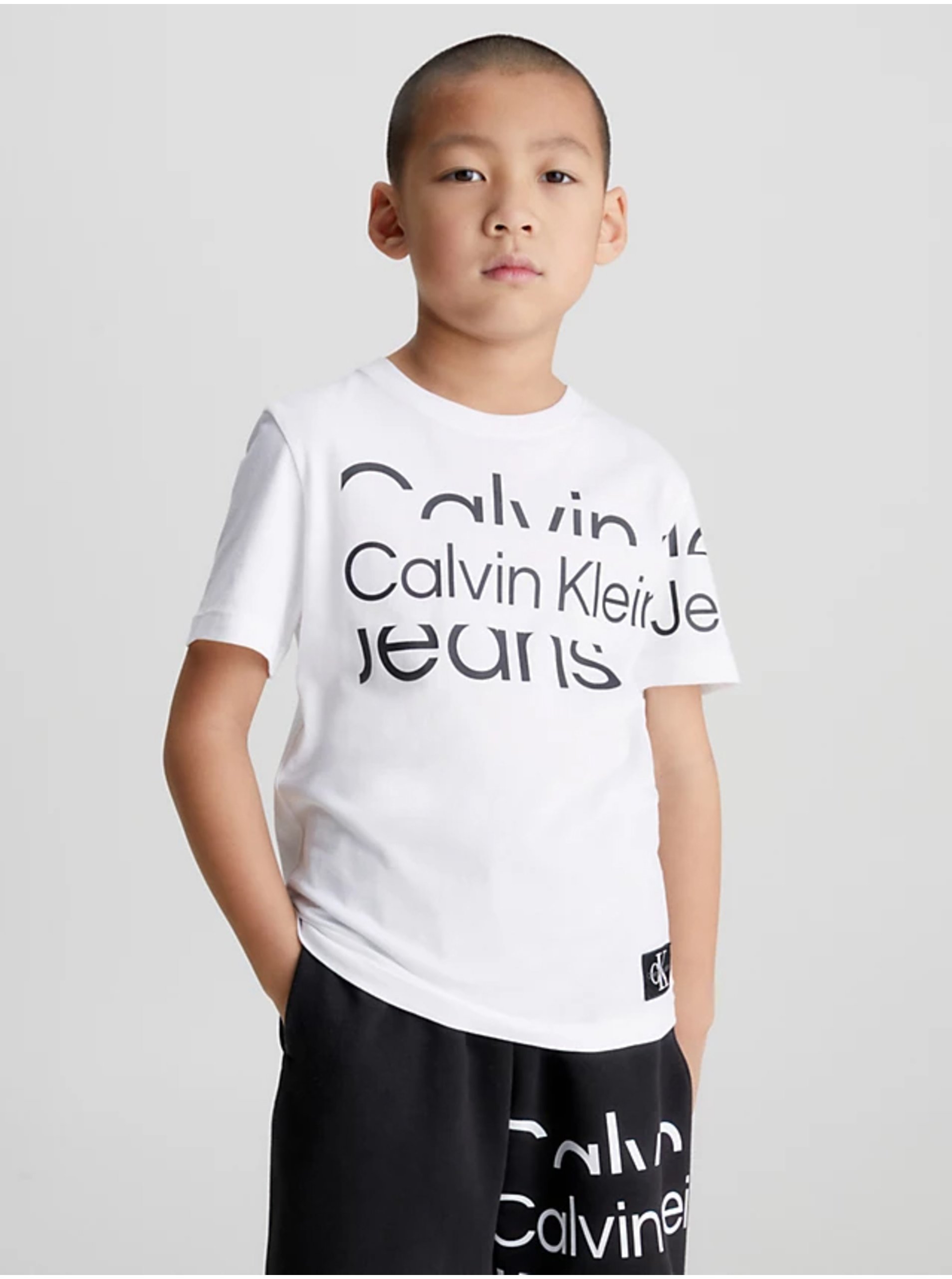 Levně Bílé klučičí tričko s potiskem Calvin Klein Jeans