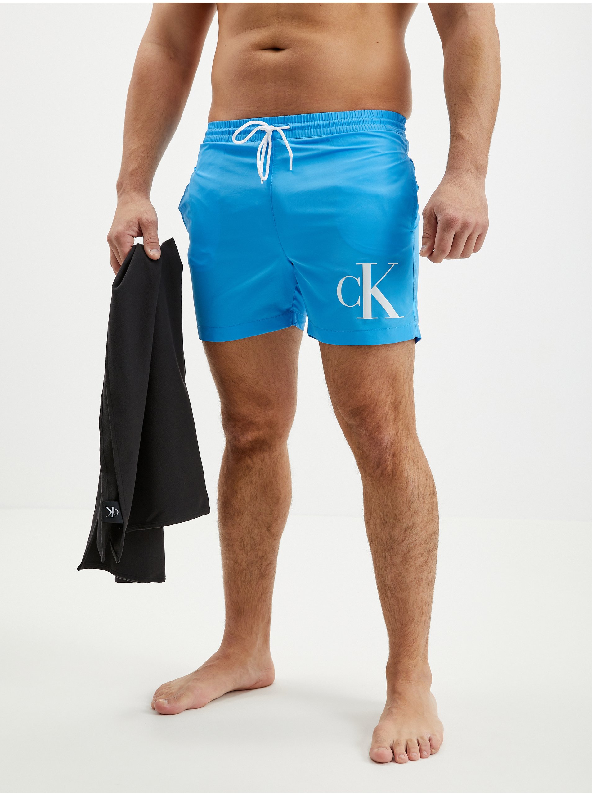 Levně Sada pánských plavek v modré barvě a ručníku Calvin Klein Underwear