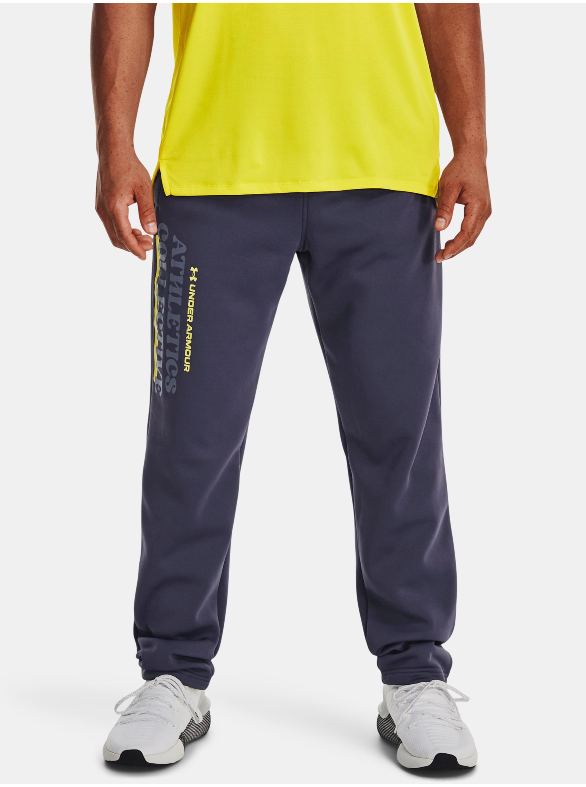 E-shop Tmavě šedé pánské sportovní kalhoty Under Armour UA Armour Fleece Pant