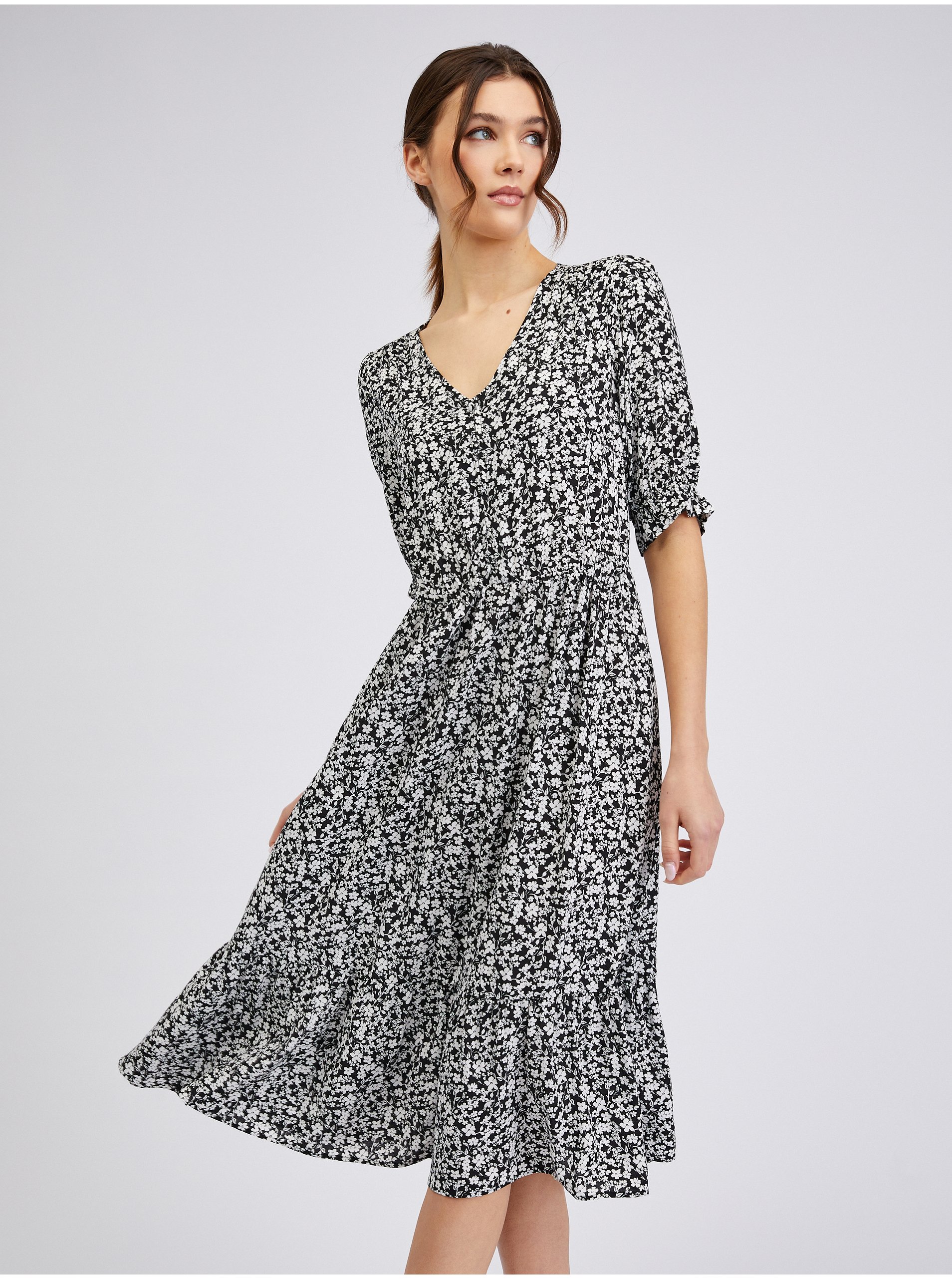 Levně Bílo-černé dámské květované šaty ORSAY