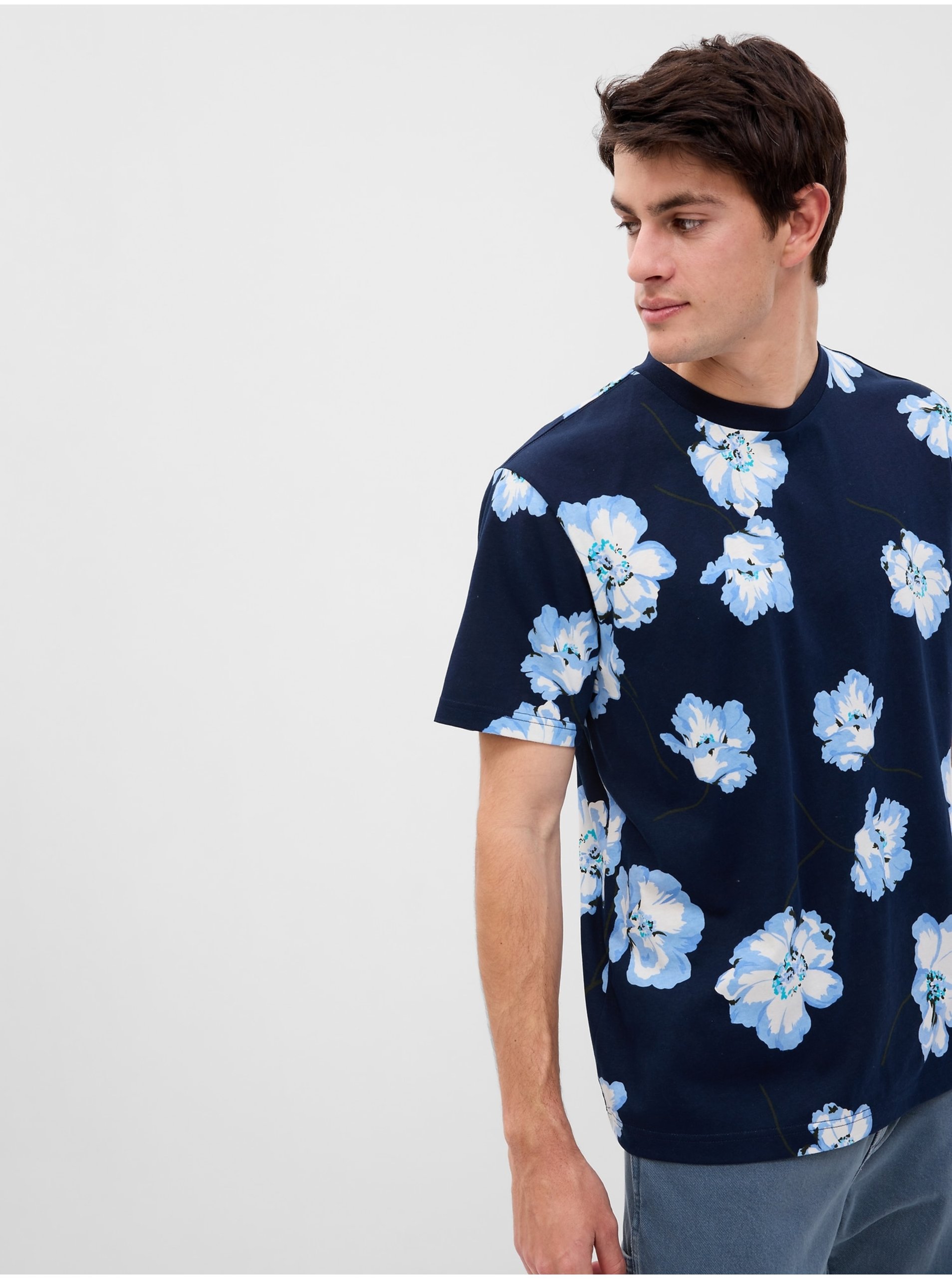 E-shop Tmavomodré pánske kvetované tričko GAP
