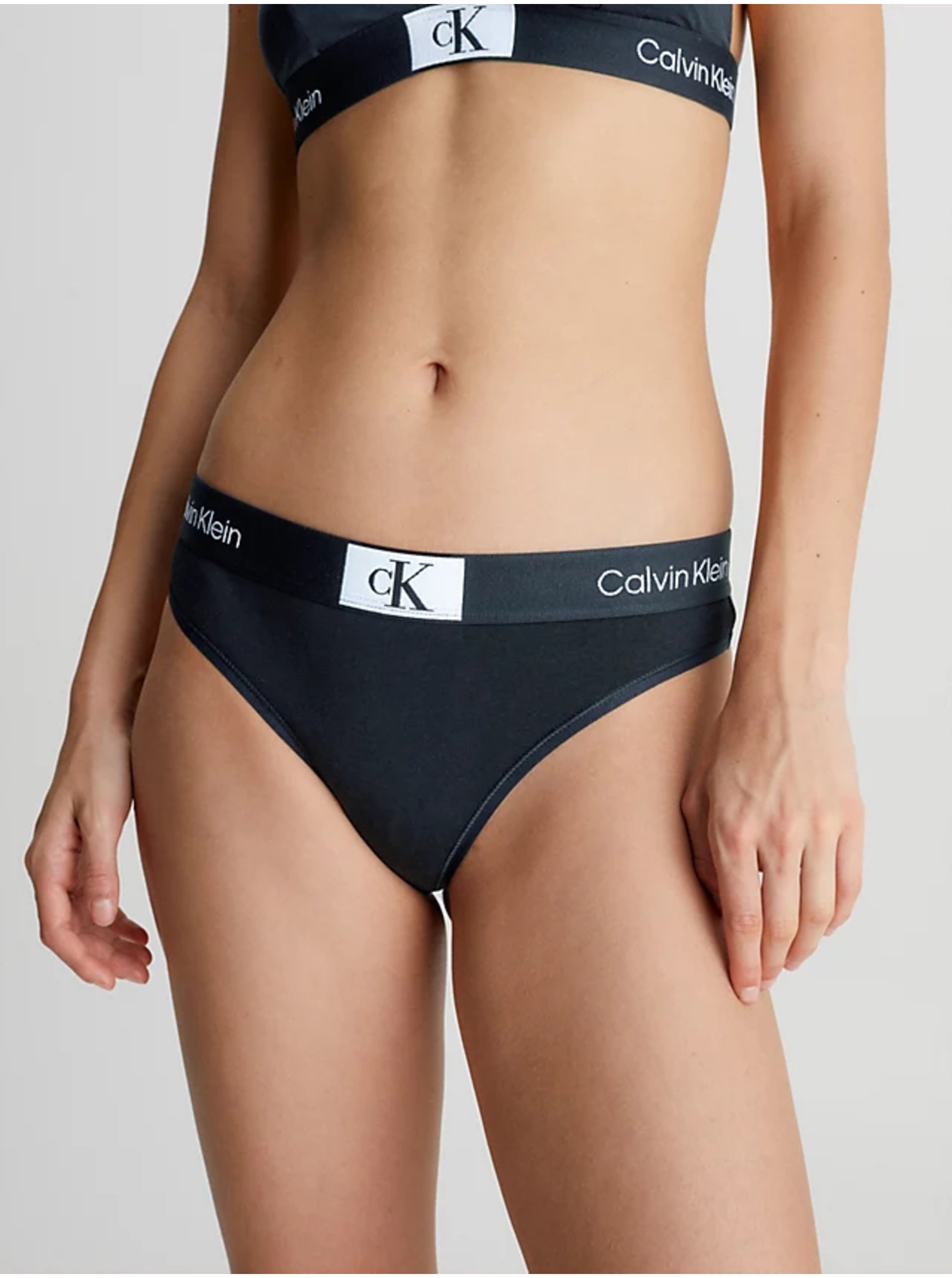 Levně Černá dámská tanga Calvin Klein Underwear