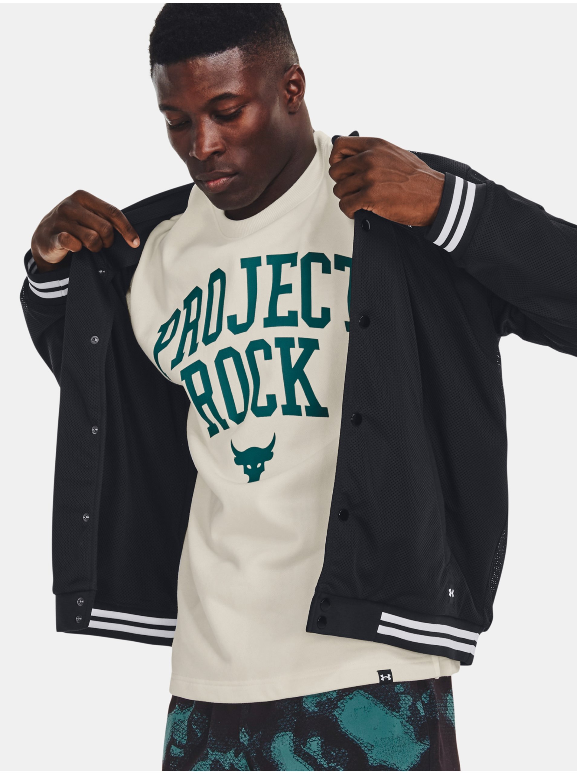 Levně Černá pánská bunda Under Armour Project Rock Mesh Varsity Jacket