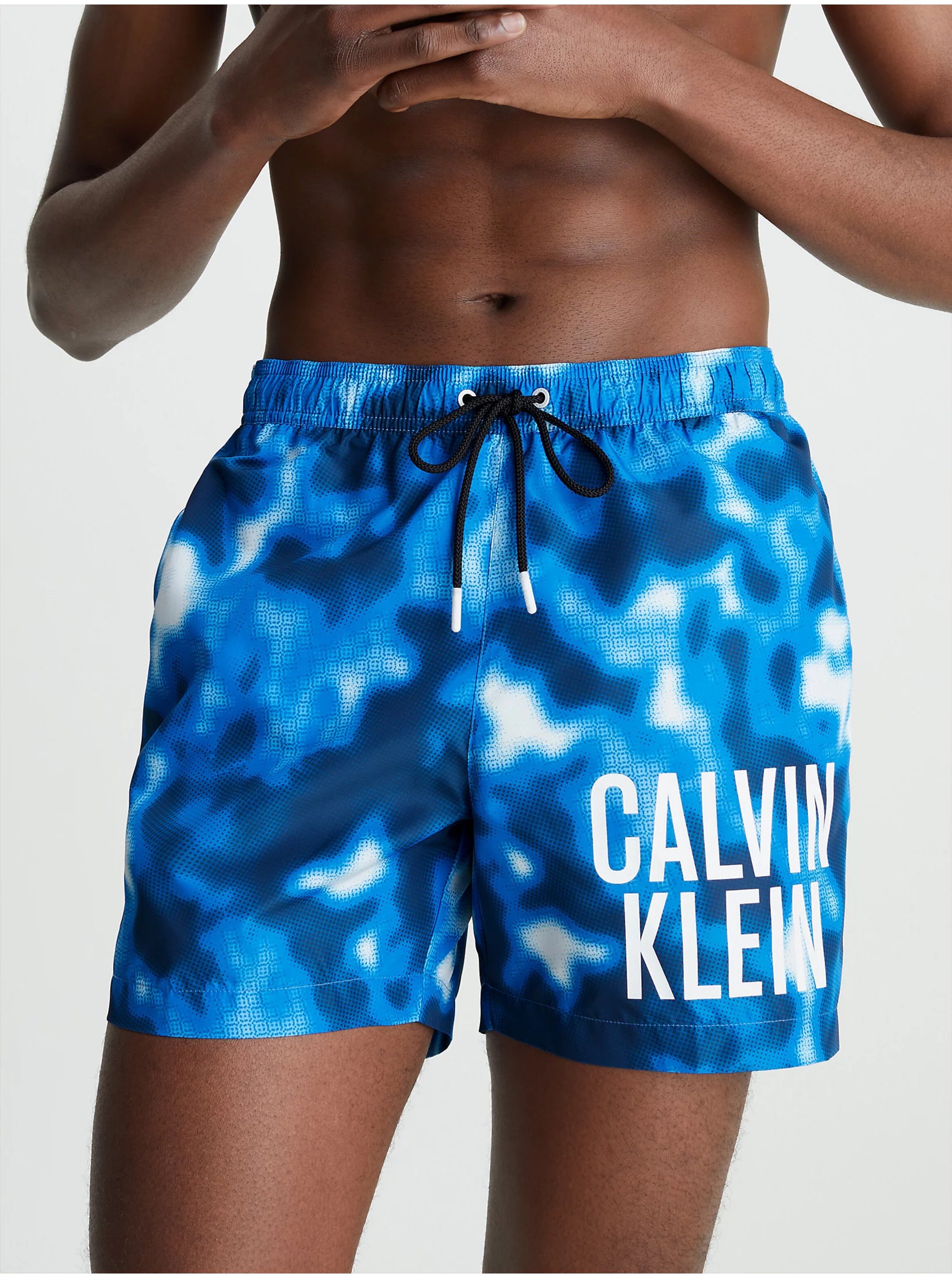 Levně Modré pánské vzorované plavky Calvin Klein Underwear
