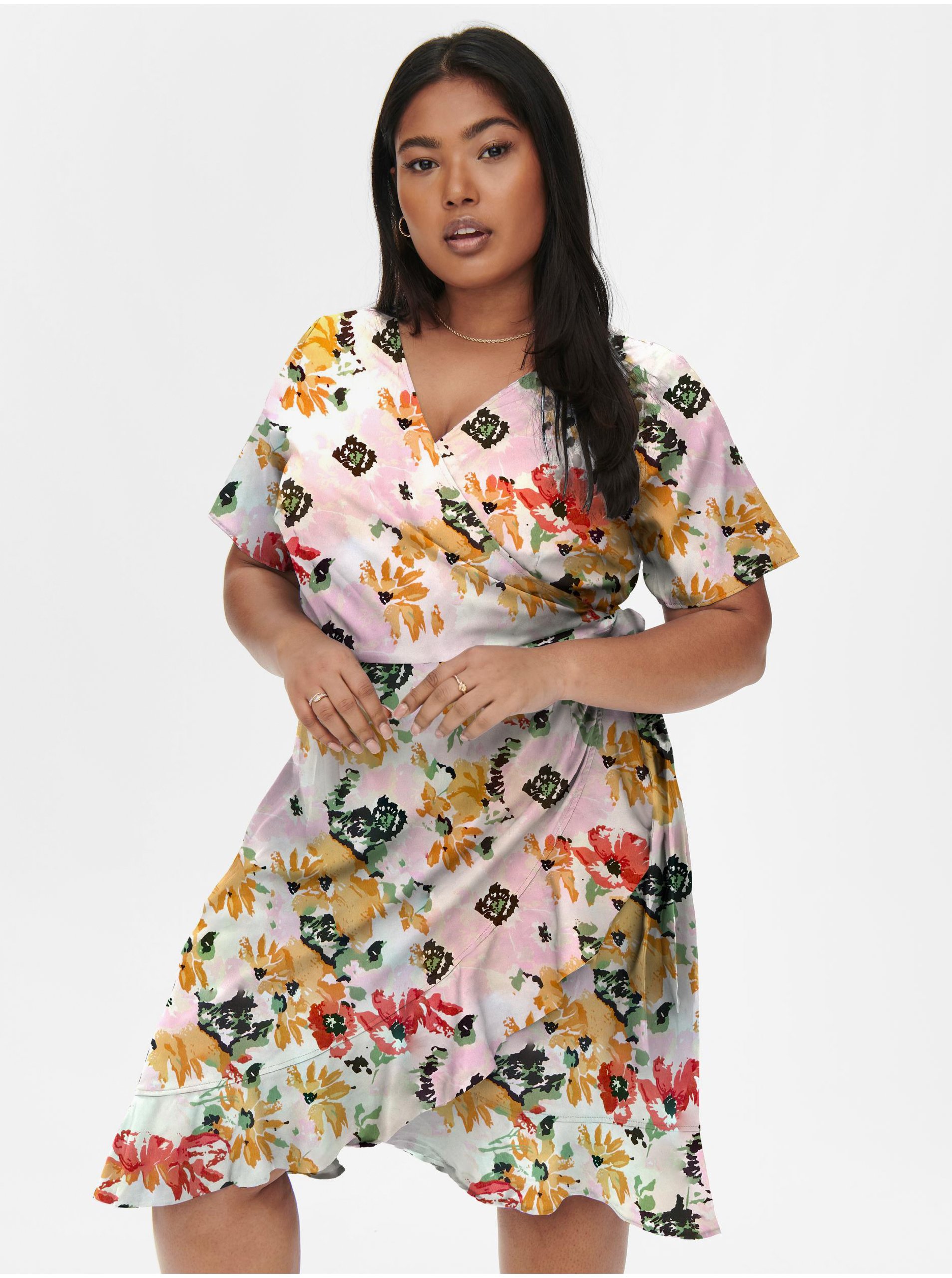 E-shop Krémové dámske kvetované zavinovacie šaty ONLY CARMAKOMA Livia